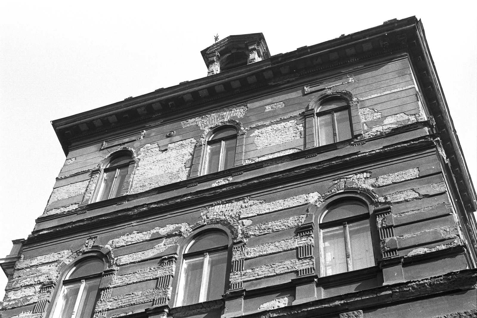 Hungary, Budapest VI., az Andrássy út (Népköztársaság útja) 87-89. Felső erdősor felőli frontja., 1984, Makovecz Benjamin, Budapest, damaged building, Fortepan #108126