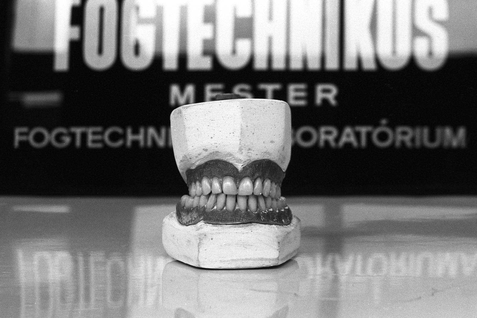 Hungary, Budapest VI., Anker köz., 1984, Makovecz Benjamin, Budapest, dental technican, denture, absurd, Fortepan #108145