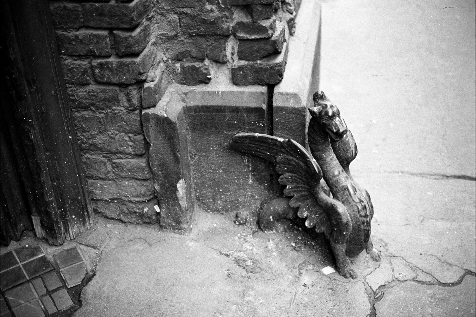 Hungary, Budapest VIII., Gyulai Pál utca, kerékvető a Rókus kórház bejáratánál., 1984, Makovecz Benjamin, curb, Budapest, dragon portrayal, Fortepan #108153