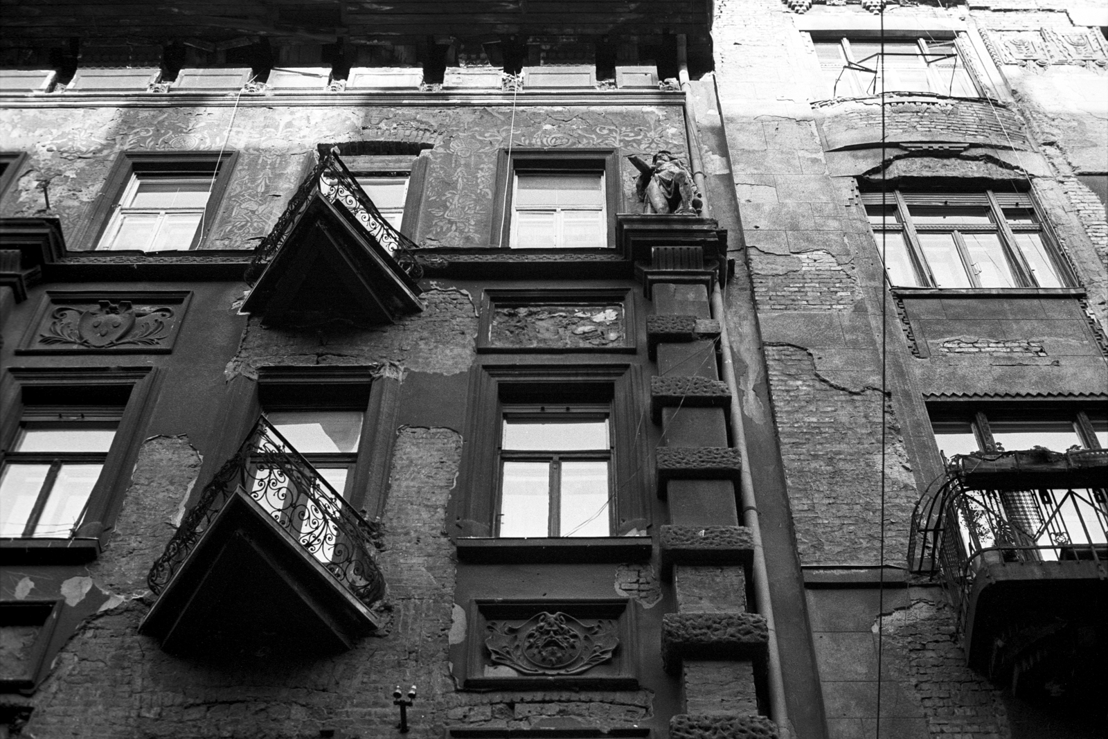 Hungary, Budapest VI., Eötvös utca 33. és 31., 1984, Makovecz Benjamin, sculpture, balcony, Budapest, building statue, Fortepan #108160