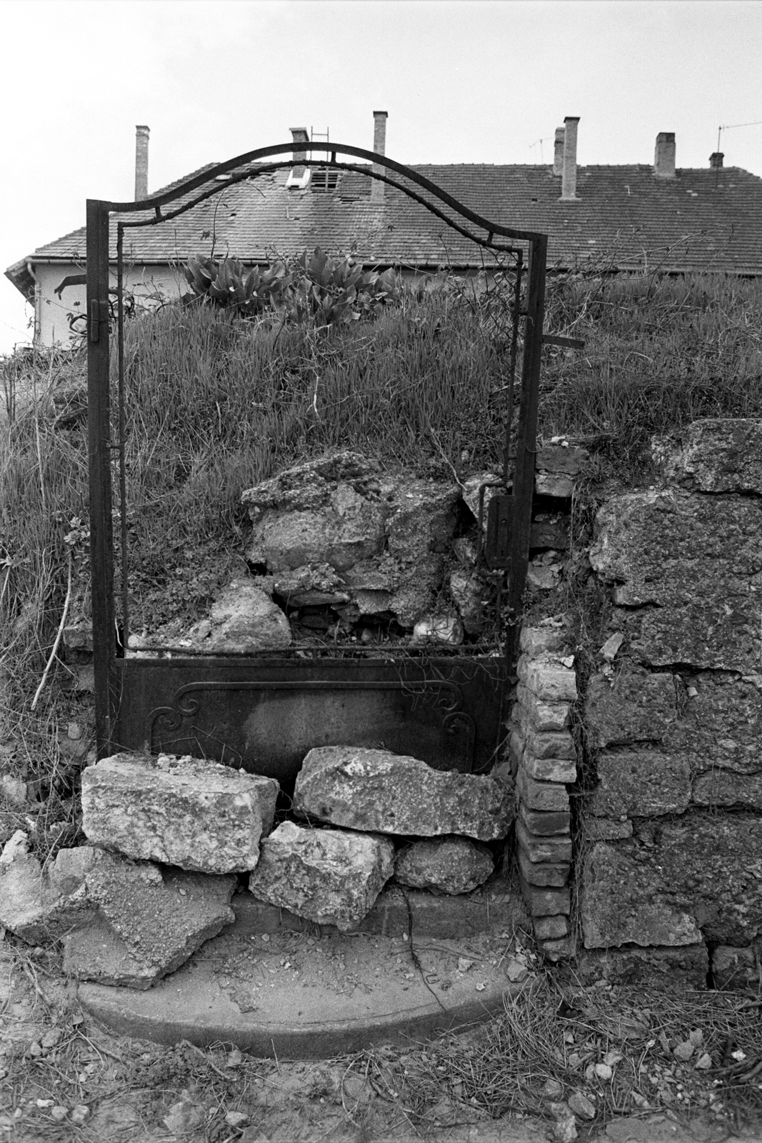 Hungary, Budapest XII., a felvétel a Kissvábhegyi út környékén készült., 1984, Makovecz Benjamin, gate, ruins, damaged building, Budapest, Fortepan #108163