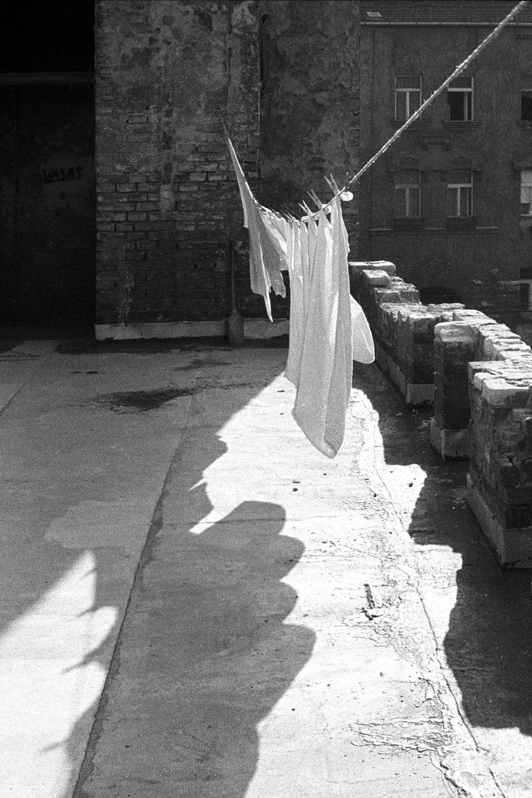 Hungary, Budapest VII., Holló utca 11., tetőterasz, jobbra a Holló utca 12., 1984, Makovecz Benjamin, Budapest, hanging clothes, Fortepan #108166