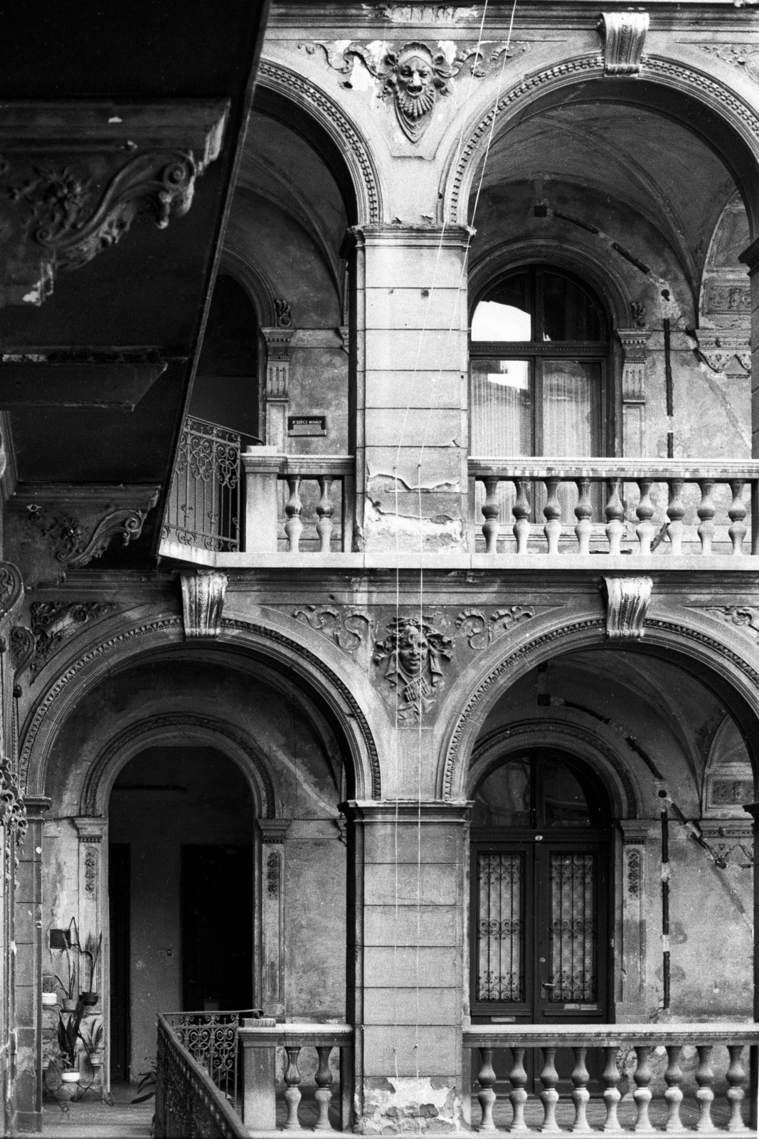Hungary, Budapest VI., Hajós utca 13-15., 1984, Makovecz Benjamin, courtyard balcony, tenement house, arch, Budapest, balustrade, Fortepan #108167