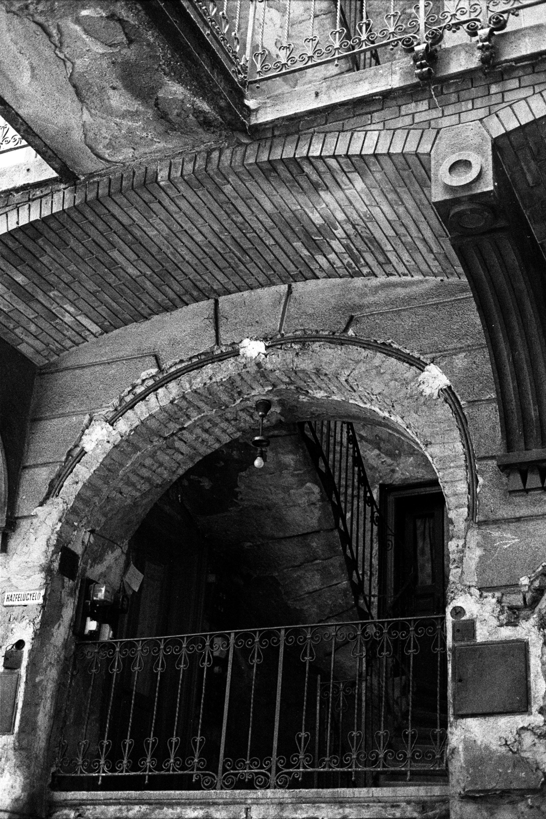 Hungary, Budapest VI., Andrássy út (Népköztársaság útja) 29., 1984, Makovecz Benjamin, courtyard balcony, railing, arch, Budapest, Fortepan #108170