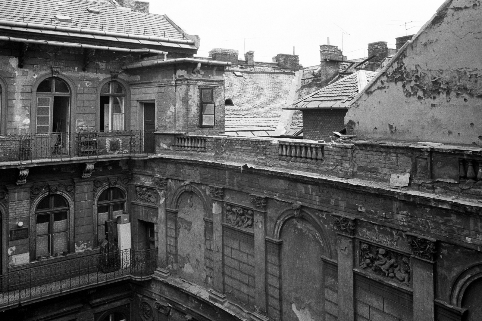 Hungary, Budapest VI., Andrássy út (Népköztársaság útja) 5., 1984, Makovecz Benjamin, courtyard balcony, relief, arch, stucco, Budapest, wall, dead window, Fortepan #108175