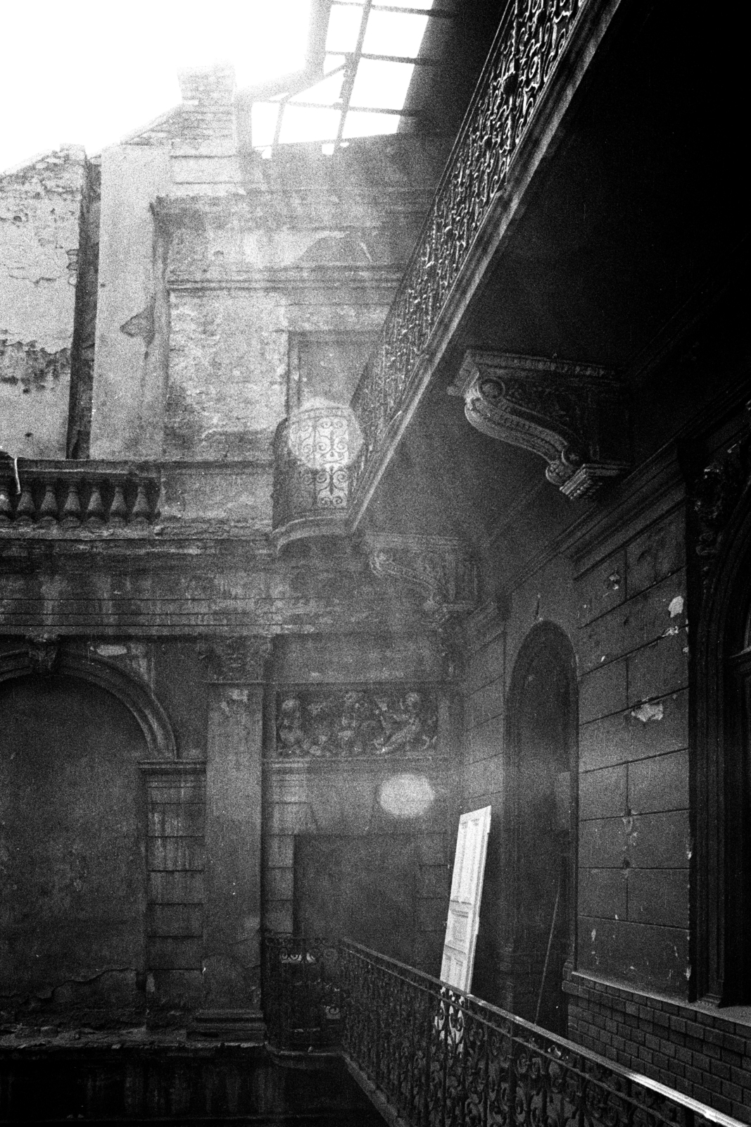 Hungary, Budapest VI., Andrássy út (Népköztársaság útja) 5., 1984, Makovecz Benjamin, Budapest, yard, courtyard balcony, Fortepan #108176