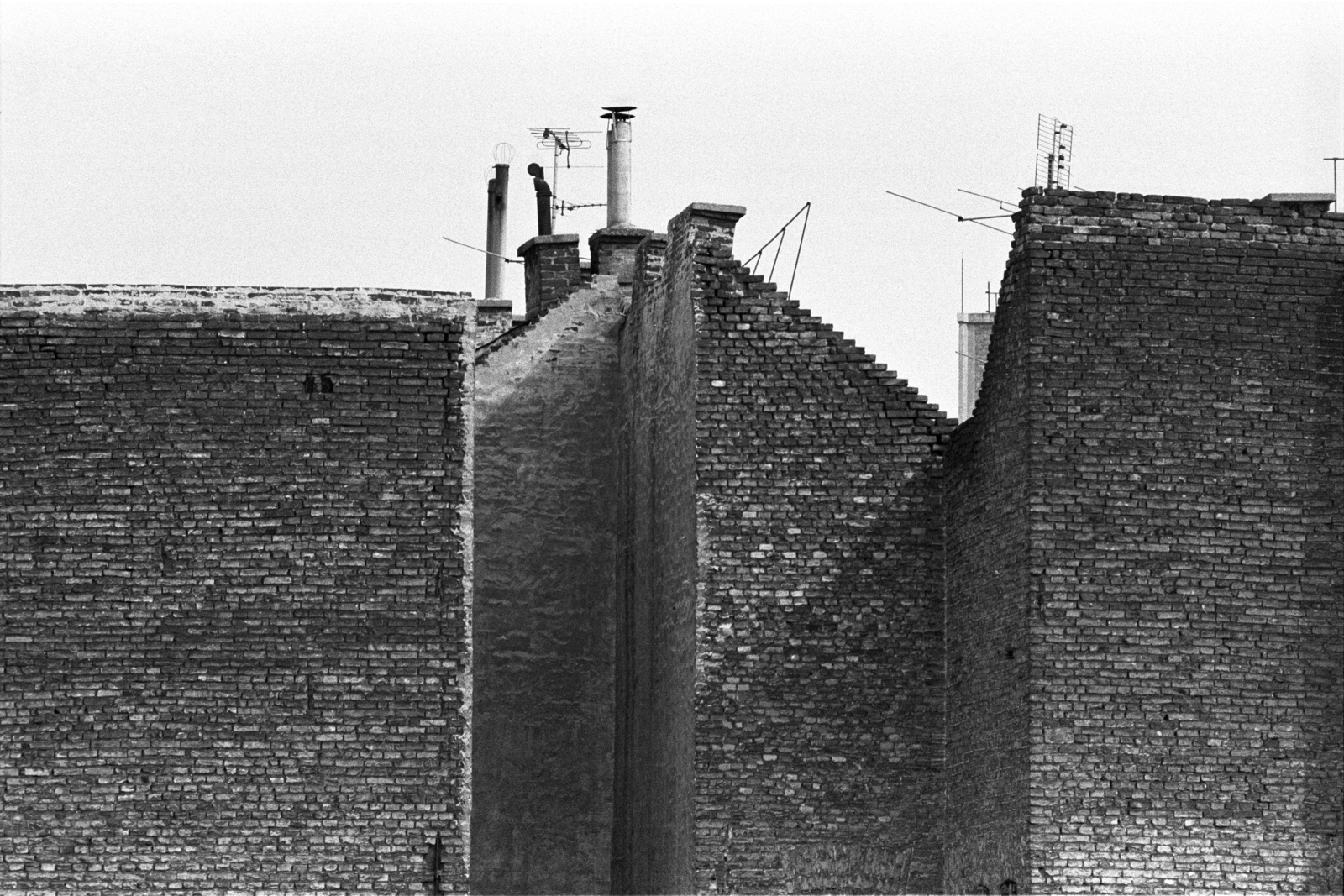 Hungary, Budapest VII., balra a Dob utca 24. hátsó tűzfala, jobbra a Holló utca 1. oldalsó tűzfala a Holló utca 11.-ből nézve., 1984, Makovecz Benjamin, chimney, firewall, Budapest, Fortepan #108178