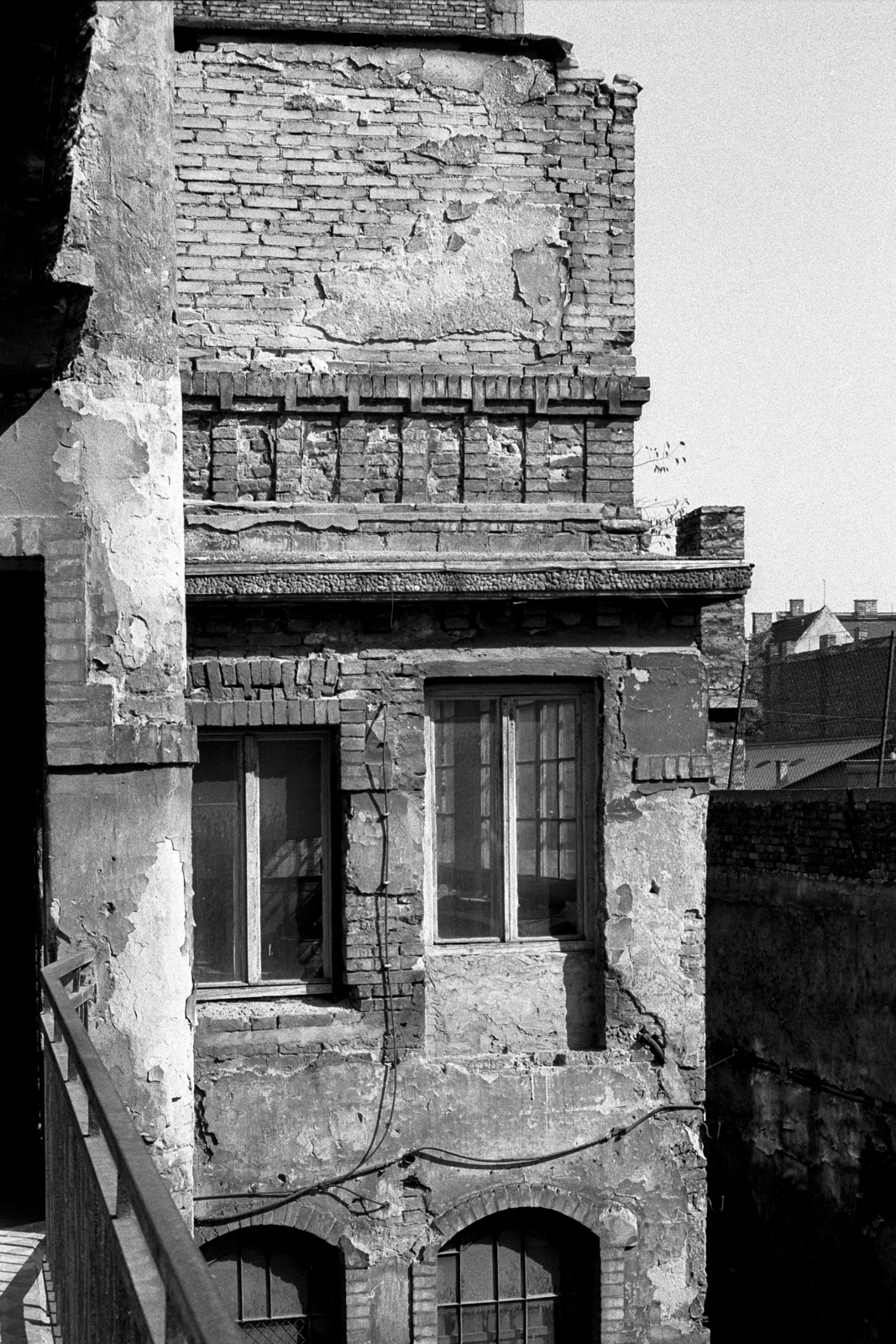 Hungary, Budapest VII., Holló utca 11., III. emeleti függőfolyosó, jobbra a Kazinczy utca felé látni., 1984, Makovecz Benjamin, Budapest, Fortepan #108182