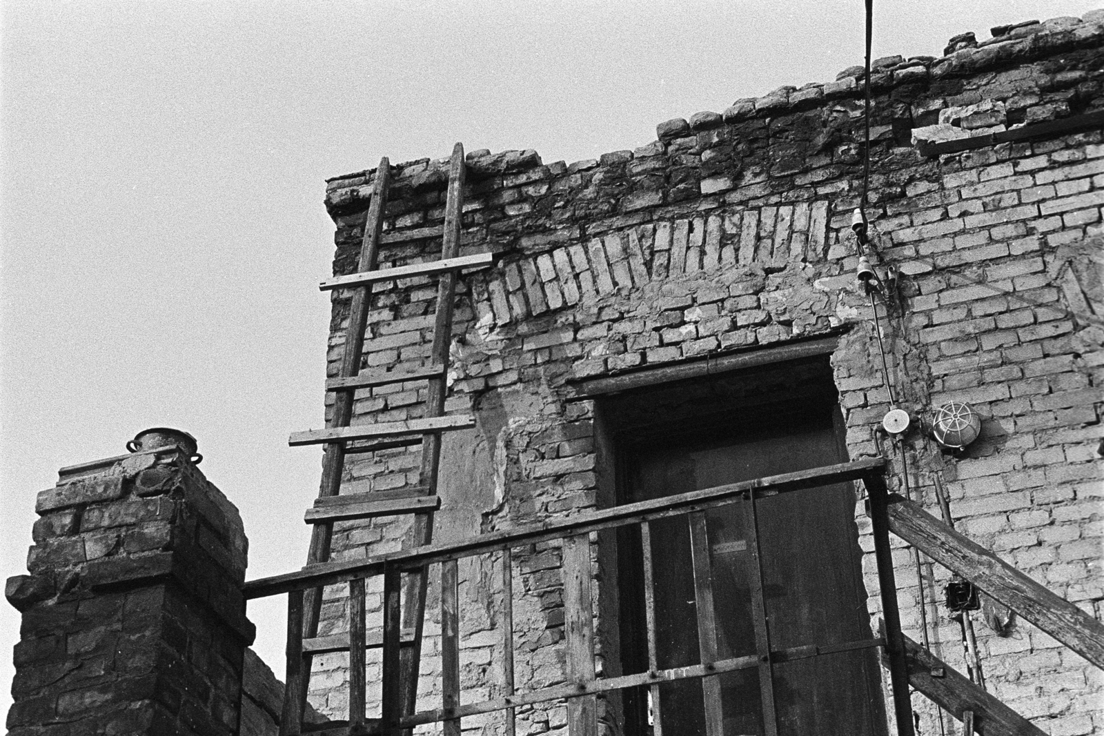 Hungary, Budapest VII., Holló utca 11., hátsó traktus a tetőteraszról nézve., 1984, Makovecz Benjamin, Budapest, Fortepan #108194