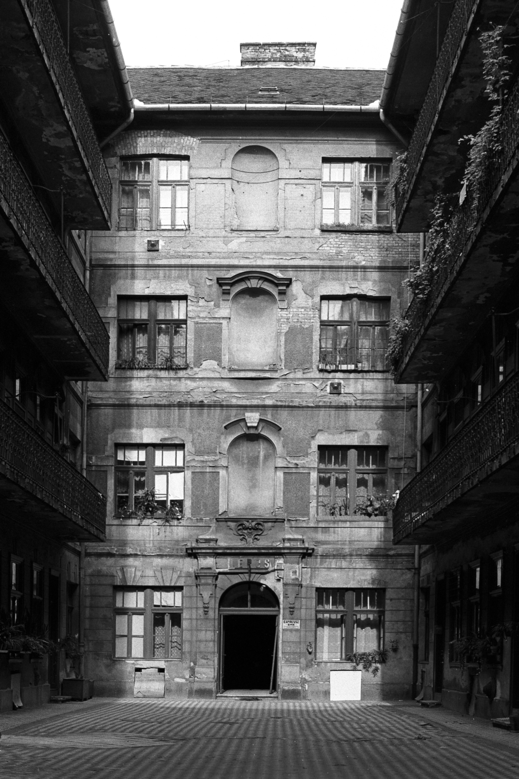 Magyarország, Budapest VII., Klauzál utca 33., 1985, Makovecz Benjamin, bérház, Budapest, belső udvar, vakablak, Fortepan #108204