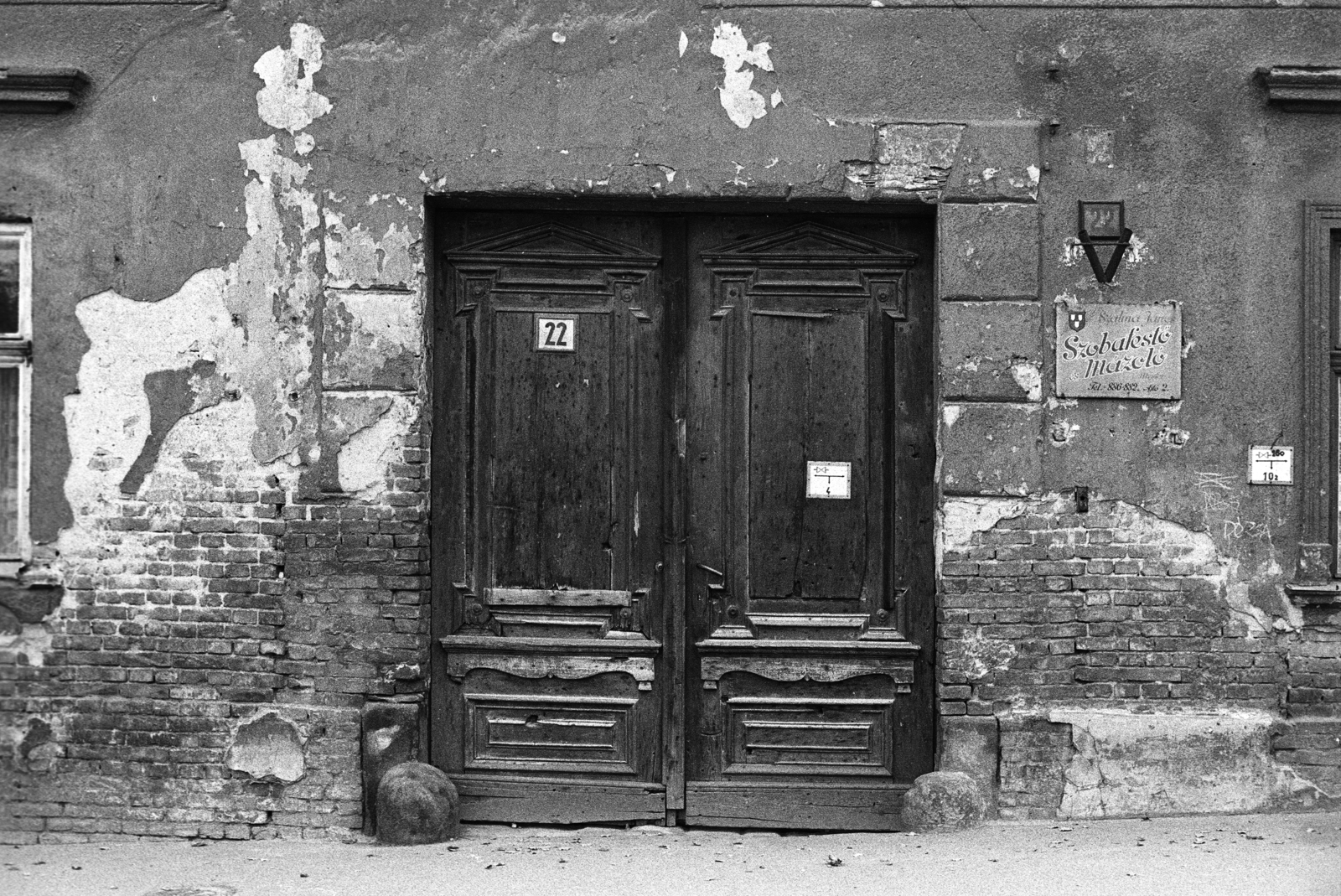 Magyarország, Budapest II., Szépvölgyi út 22., 1985, Makovecz Benjamin, cégtábla, kapu, épületkár, házszám, Budapest, Fortepan #108209