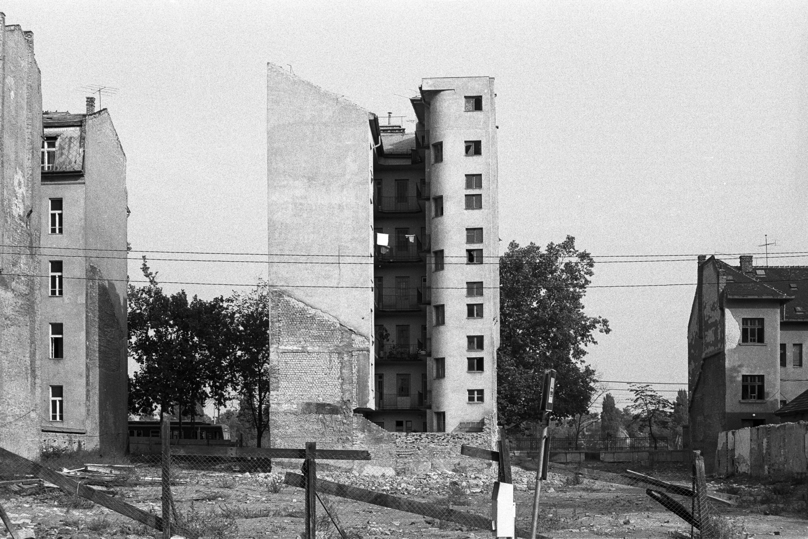 Magyarország, Budapest II., Árpád fejedelem útja 27. mára lebontott épülete a Zsigmond tér felől nézve, balra az általános iskola, ma Than Károly Ökoiskola épülete látszik., 1985, Makovecz Benjamin, Budapest, Best of, Fortepan #108216