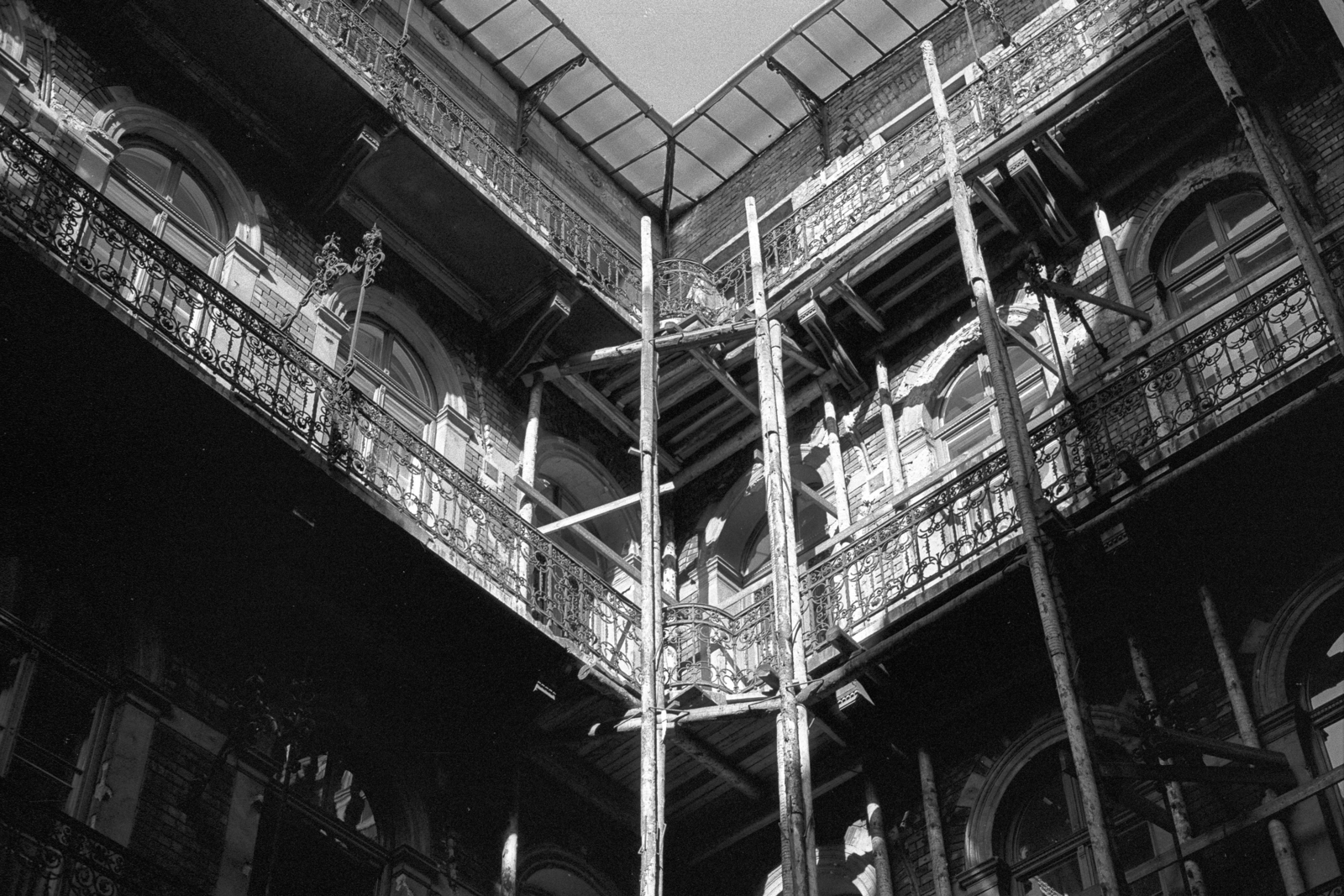 Magyarország, Budapest VI., Andrássy út (Népköztársaság útja) 28., 1985, Makovecz Benjamin, udvar, körfolyosó, bérház, állvány, Budapest, belső udvar, dúcolat, Fortepan #108220