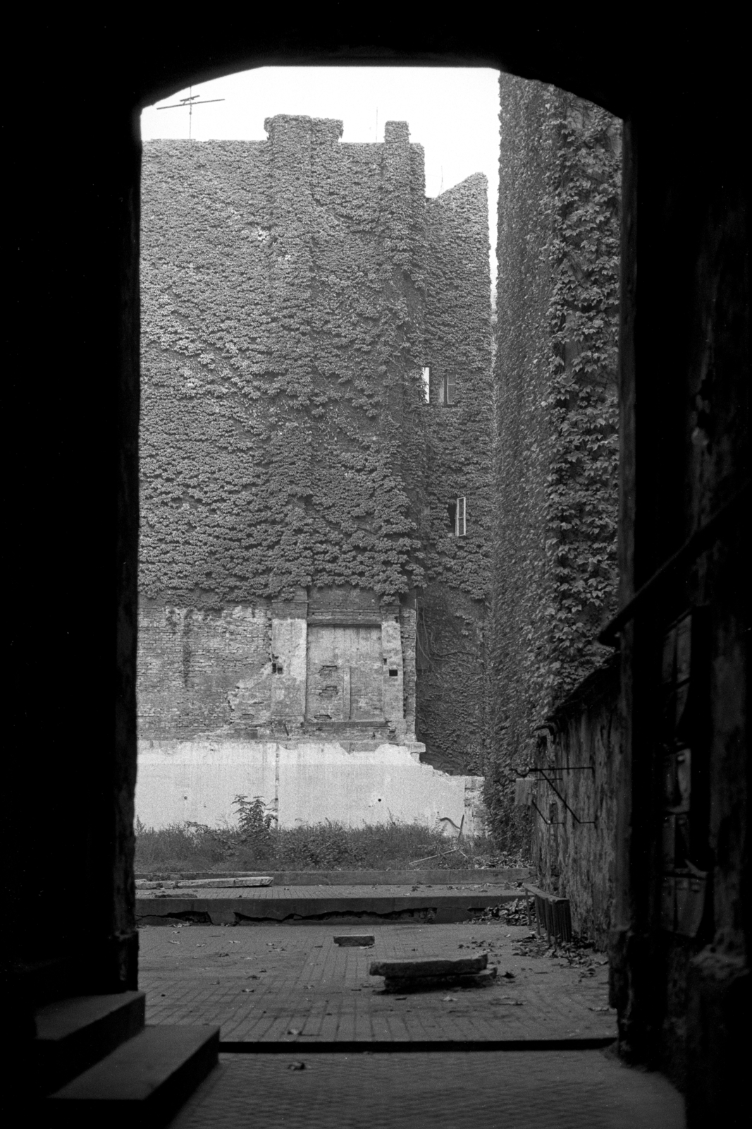 Magyarország, Budapest V., Váci utca 76., szemben a Veres Pálné utca 29. hátsó tűzfala., 1985, Makovecz Benjamin, udvar, tűzfal, Budapest, Fortepan #108222