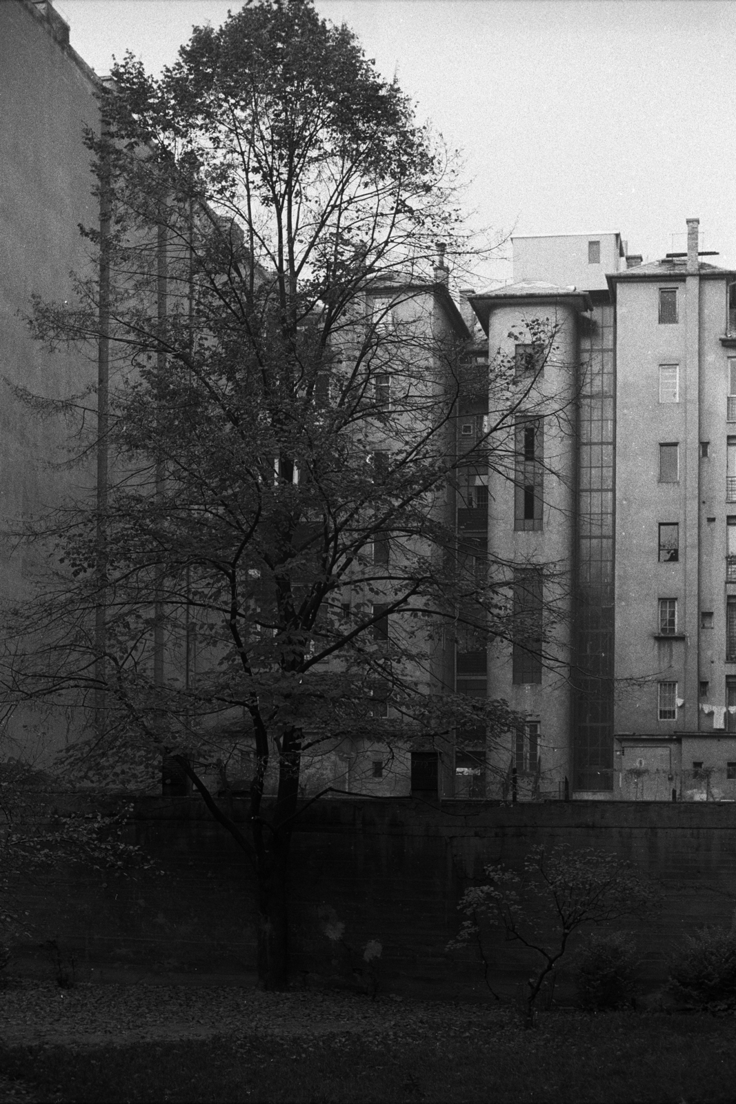 Magyarország, Budapest XI., szemben a Villányi út 8. udvari frontja, balra a Villányi út 10. oldalsó tűzfala a Bartók Béla út 57. udvarából nézve., 1985, Makovecz Benjamin, Budapest, Fortepan #108223