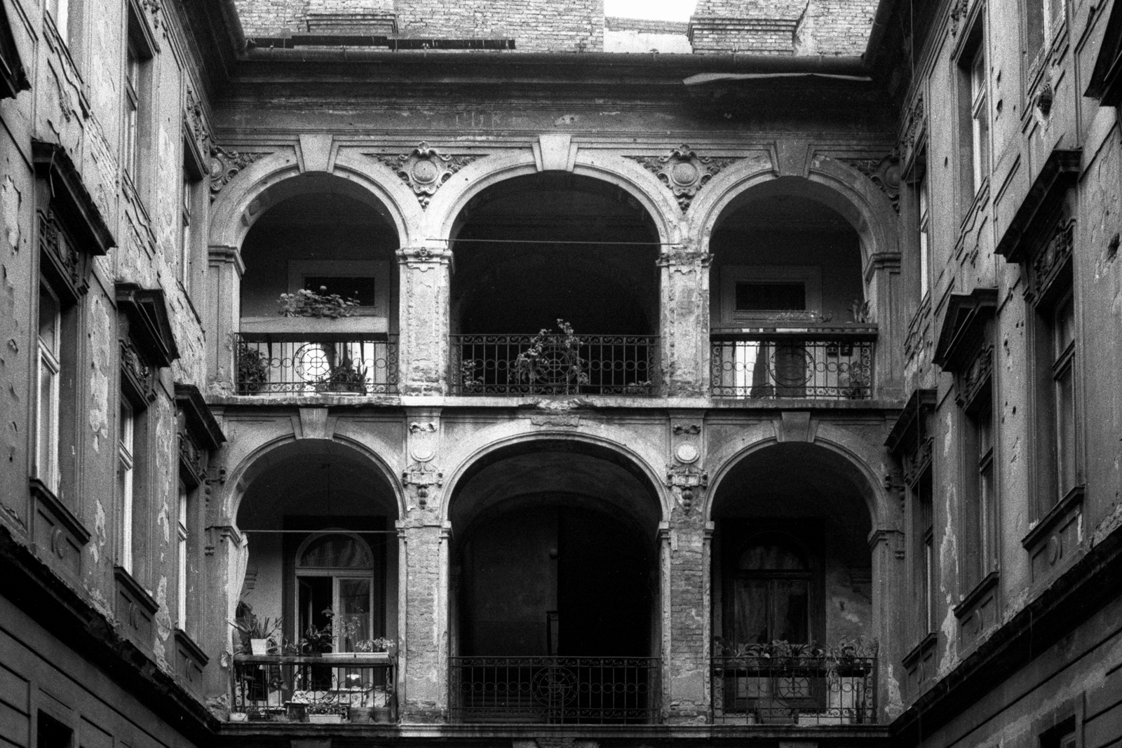 Magyarország, Budapest VIII., Szentkirályi utca 12., 1985, Makovecz Benjamin, körfolyosó, korlát, bérház, boltív, oszlop, Budapest, Fortepan #108232