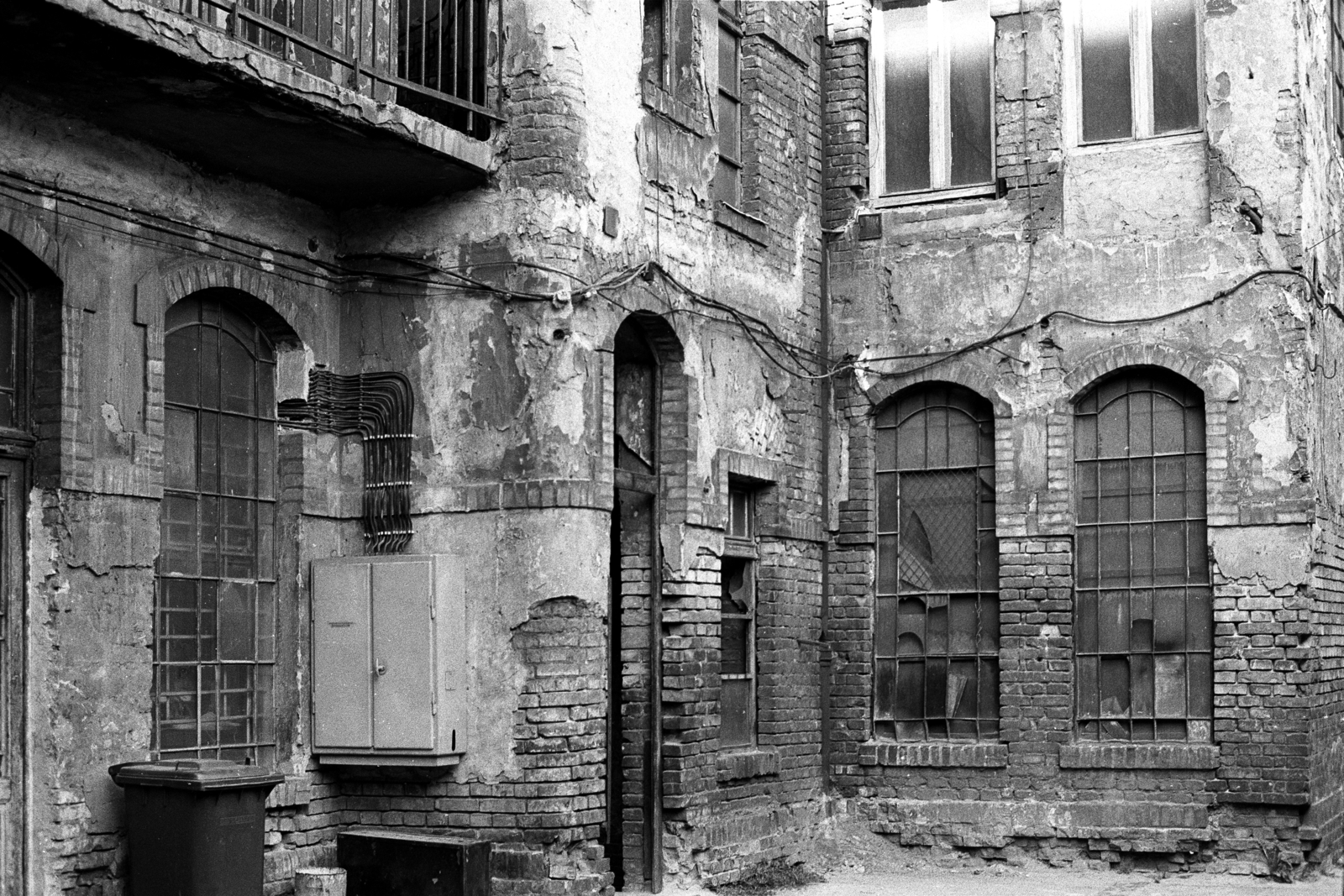 Magyarország, Budapest VII., Holló utca 11., udvar, labdagyártó műhely., 1985, Makovecz Benjamin, Budapest, osztott ablak, Fortepan #108250