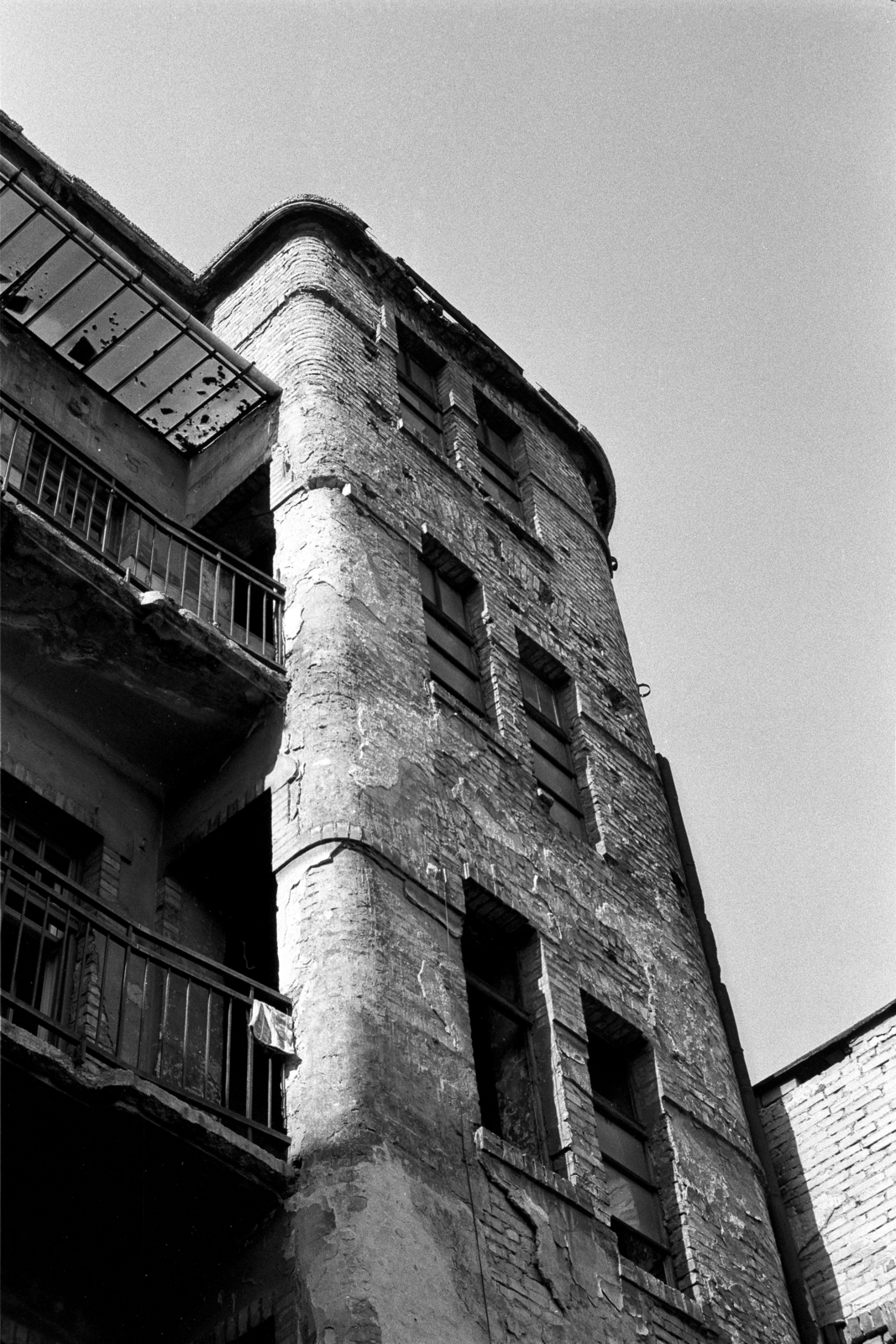 Magyarország, Budapest VII., a Holló utca 11. hátsó szárnya., 1985, Makovecz Benjamin, Budapest, Fortepan #108251