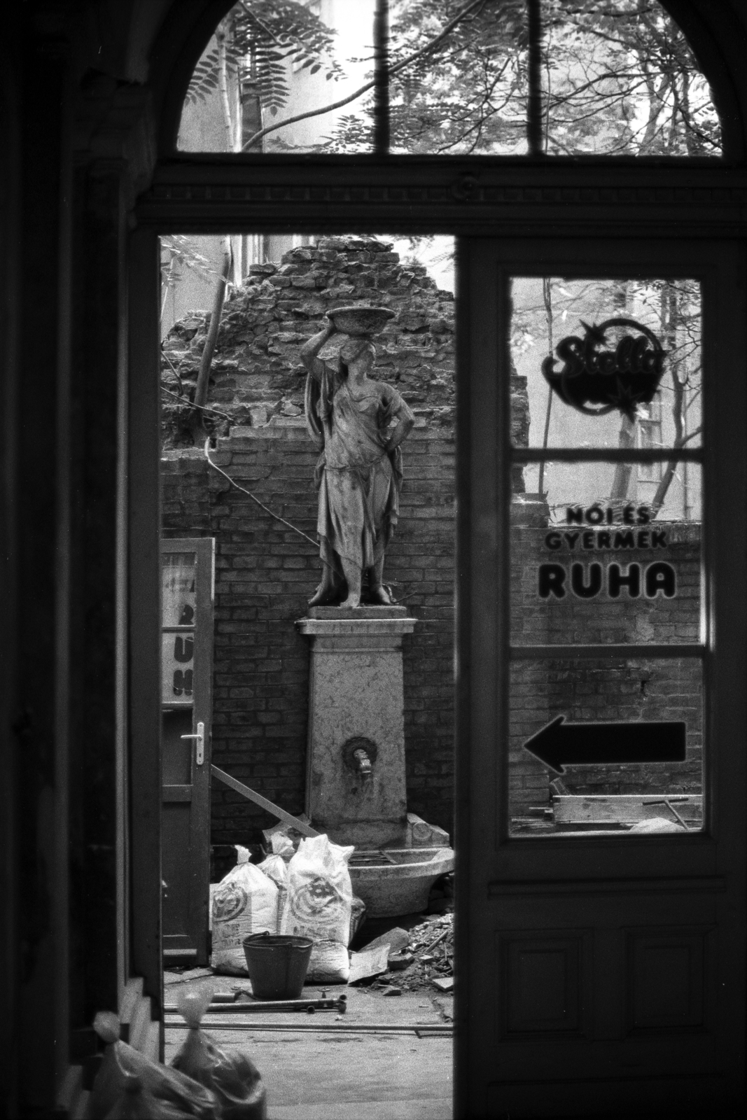 Magyarország, Budapest IX., Vámház (Tolbuhin) körút 15., 1985, Makovecz Benjamin, kút, szobor, díszkút, Budapest, Fortepan #108261