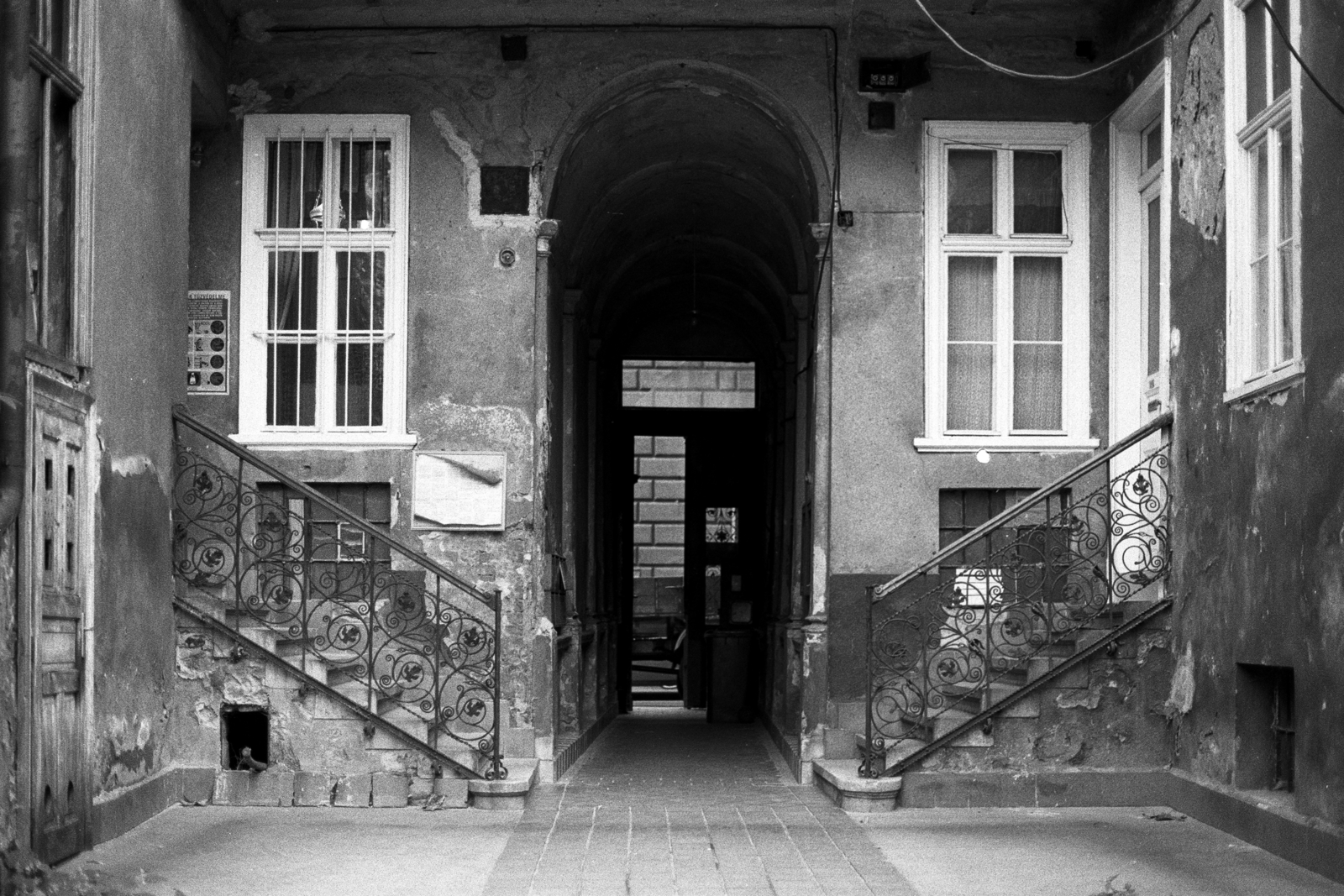 Magyarország, Budapest IX., Erkel utca 12., 1985, Makovecz Benjamin, plakát, kapu, korlát, lépcső, Budapest, belső udvar, bejárat, Fortepan #108263