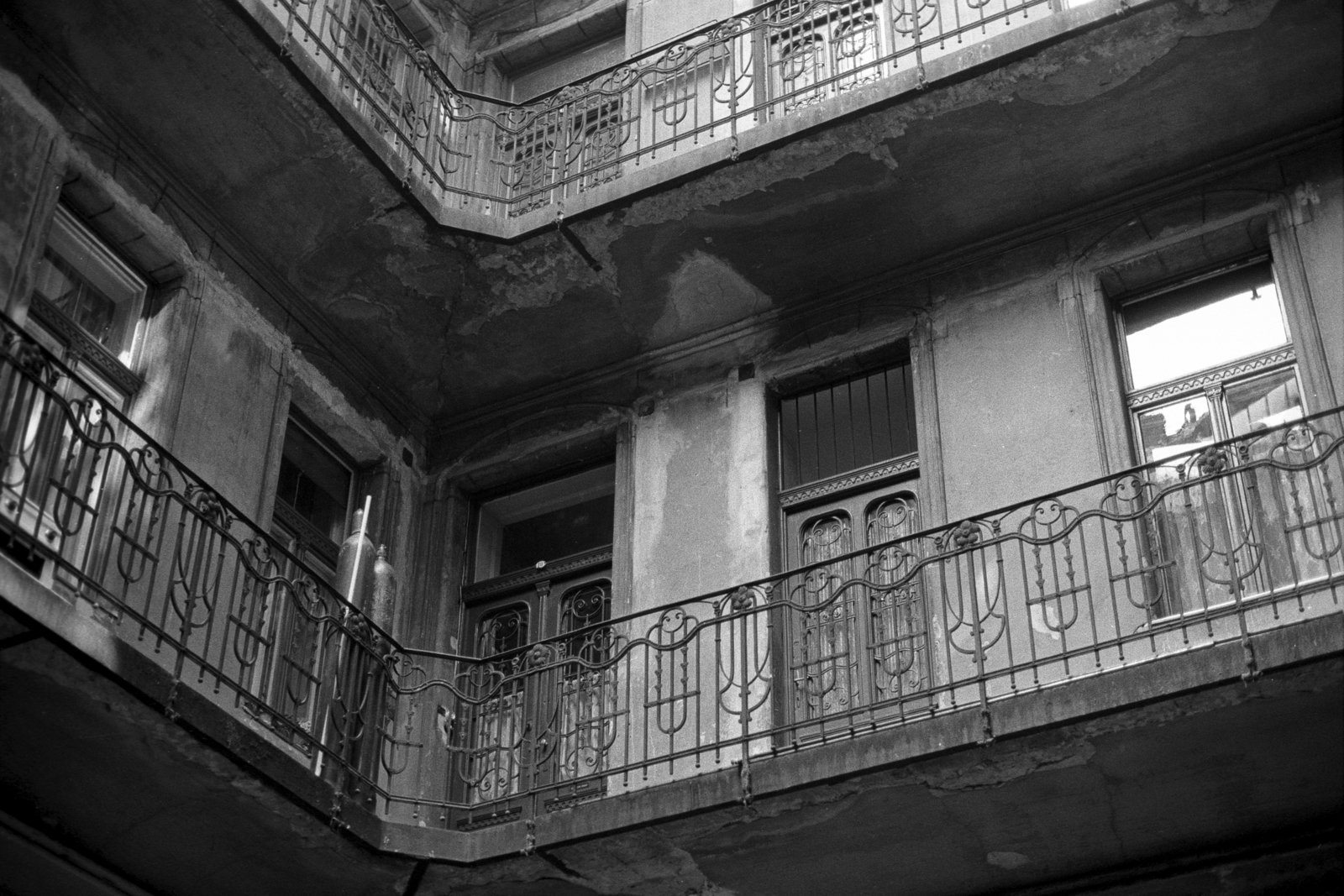 Magyarország, Budapest IX., az Erkel utca 13/a számú ház körfolyosója., 1985, Makovecz Benjamin, körfolyosó, bérház, Budapest, belső udvar, Fortepan #108264