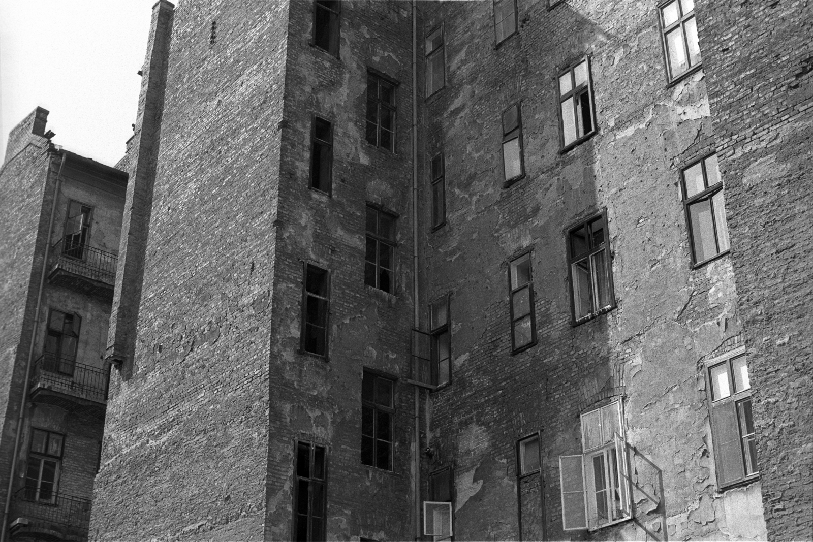 Magyarország, Budapest VII., Rumbach Sebestyén utca 10. tűzfala., 1985, Makovecz Benjamin, ablak, tűzfal, Budapest, Fortepan #108277