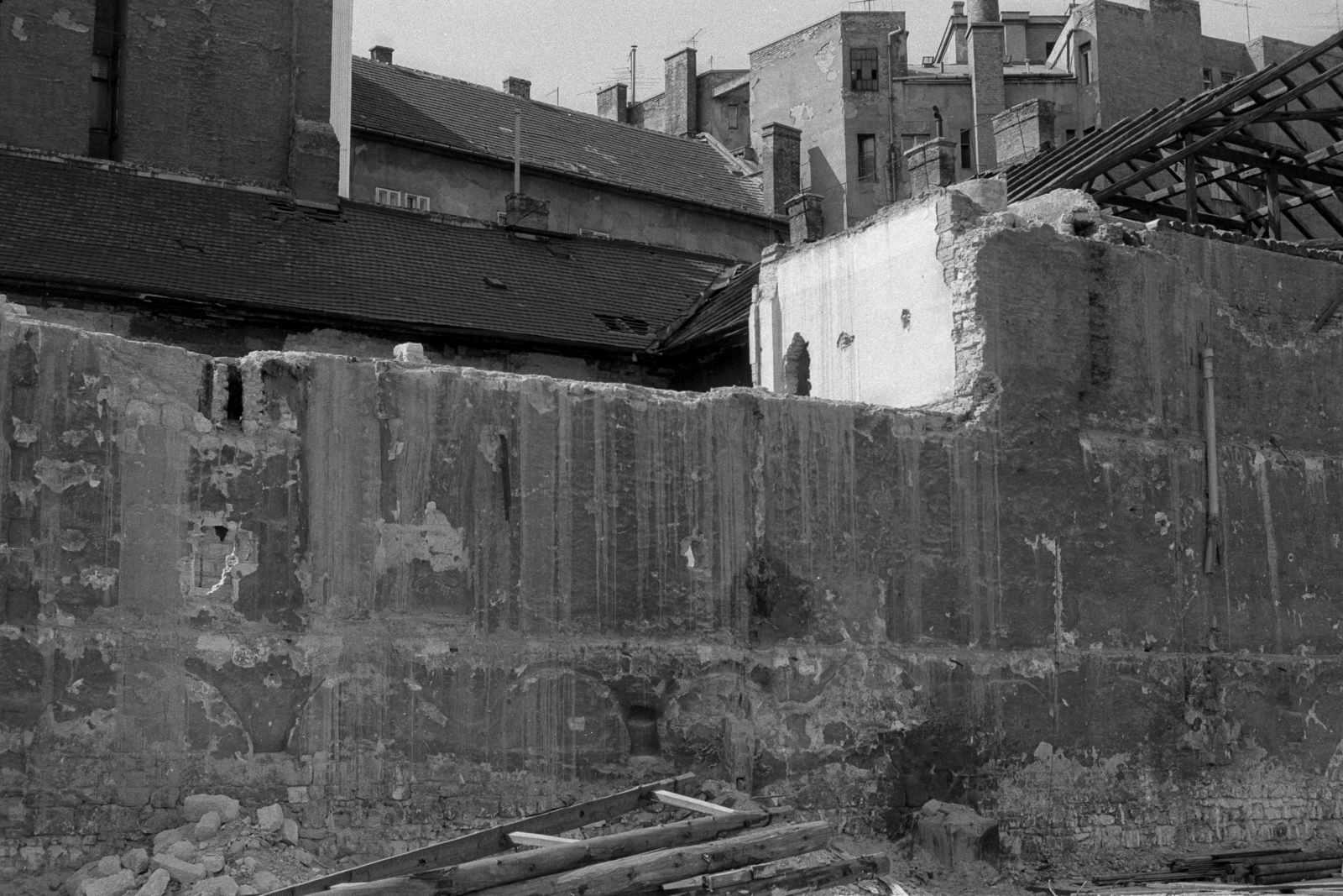 Magyarország, Budapest VI., Király (Majakovszkij) utca 6. Paulay Ede utca felé eső telekrésze, az egykori Karter Autóüzem és Celluloidgyár Rt. maradványainak bontása. A háttérben a Bajcsy-Zsilinszky út 3. és 5. hátsó frontja., 1985, Makovecz Benjamin, épületbontás, ácsolat, Budapest, Fortepan #108278