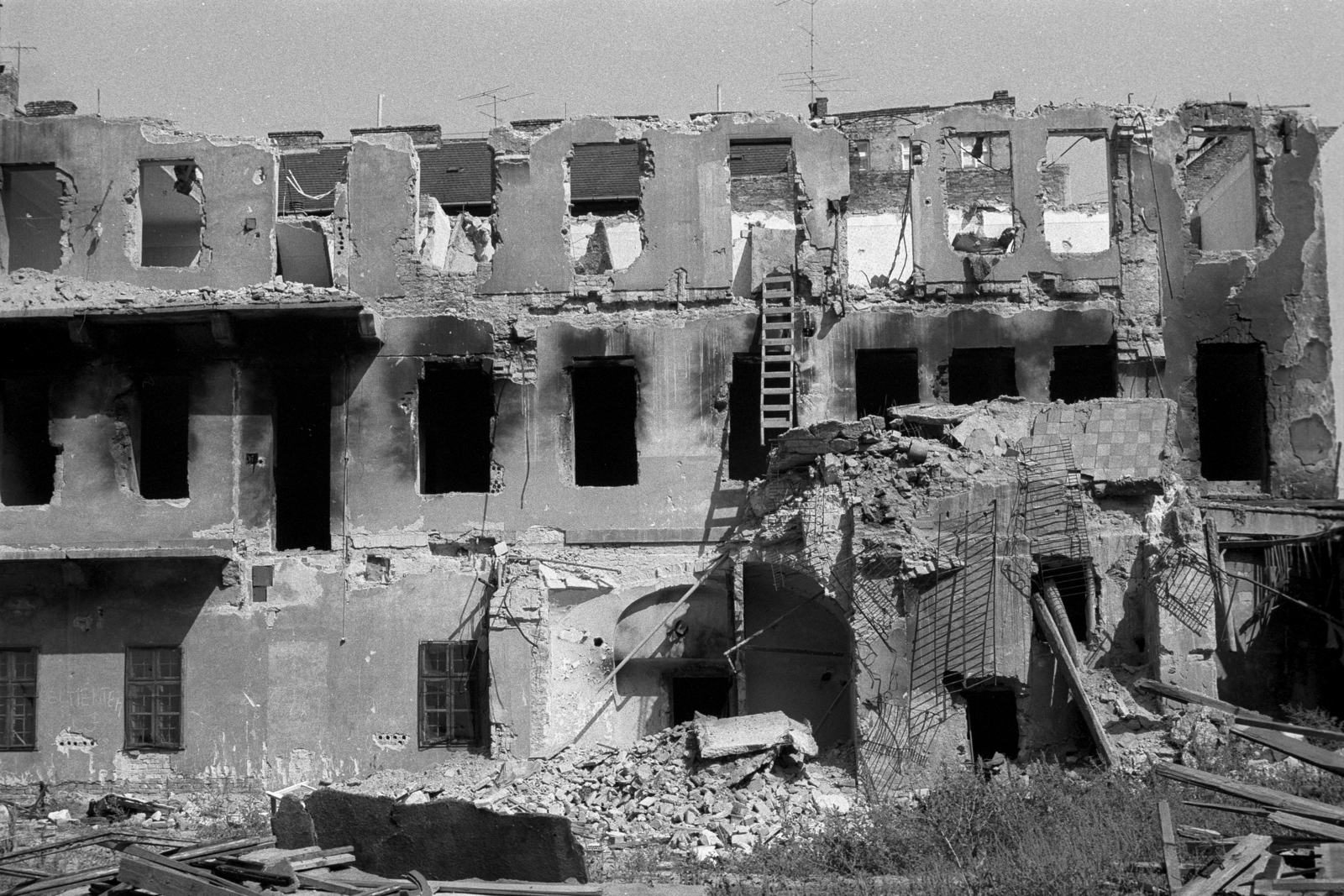 Magyarország, Budapest VI., Király (Majakovszkij) utca 6., 1985, Makovecz Benjamin, épületbontás, létra, Budapest, Fortepan #108279