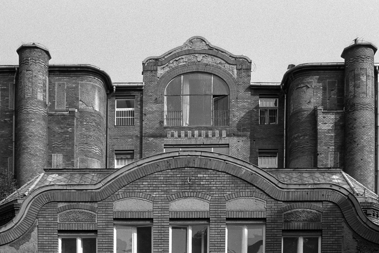 Magyarország, Budapest VIII., Mária utca 39., a II. sz. Szemészeti Klinika (később Semmelweis Egyetem Szemészeti Klinika) udvari frontja., 1985, Makovecz Benjamin, Budapest, Fortepan #108285