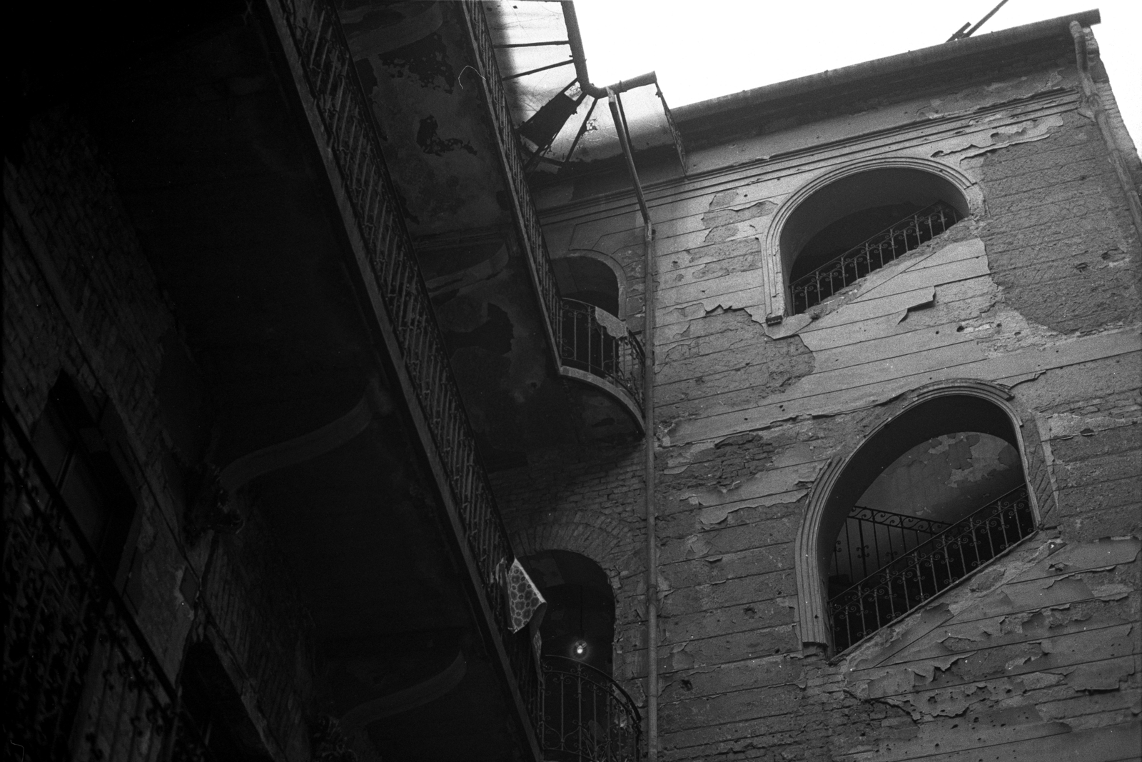 Hungary, Budapest V., Váci utca 74., hátsó lépcsőház., 1985, Makovecz Benjamin, courtyard balcony, Budapest, Fortepan #108291