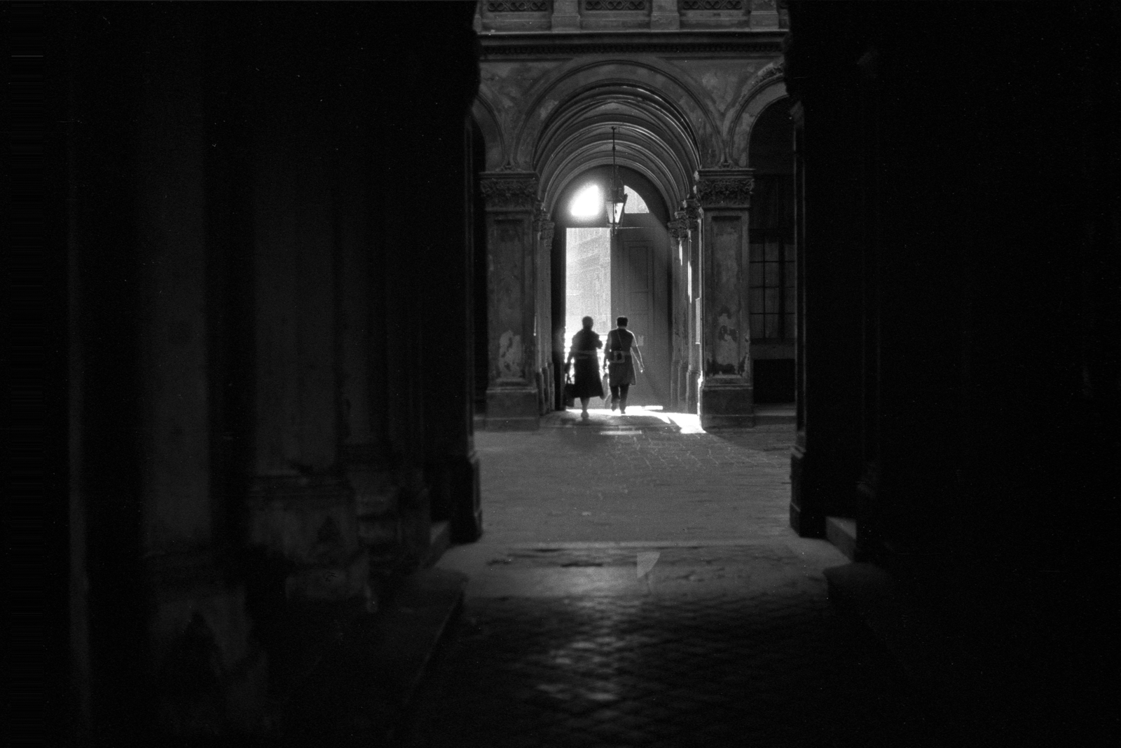 Hungary, Budapest V., Múzeum körút 7. kapualja a Magyar utcai kapu felé nézve., 1985, Makovecz Benjamin, Budapest, inner courtyard, Fortepan #108296