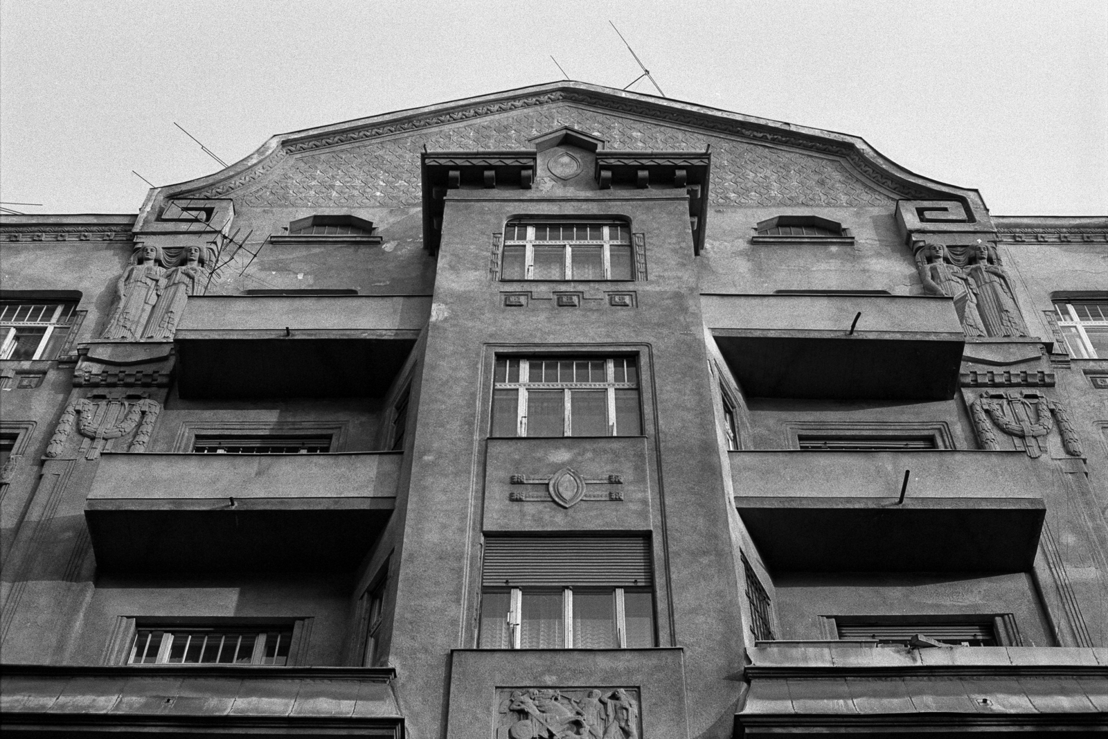 Magyarország, Budapest XIV., Dózsa György út 17., a Goldmann-ház Abonyi utca felőli homlokzata. Az épület domborműveit Maróti Géza alkotta (1911)., 1985, Makovecz Benjamin, dombormű, ház, Budapest, épületszobor, Fortepan #108297