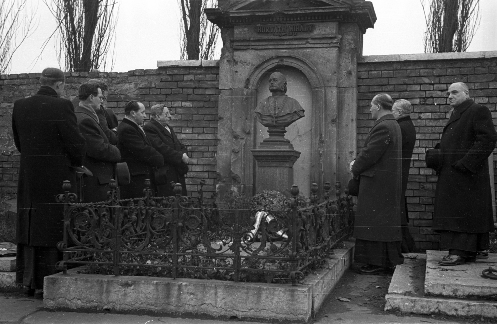 Magyarország, Budapest VIII., Fiumei úti Nemzeti Sírkert (Kerepesi temető), megemlékezés Horváth Mihály történész, püspök síremlékénél., 1954, Hámori Gyula, temető, síremlék, mellszobor, Budapest, Horváth Mihály-ábrázolás, Fortepan #108334