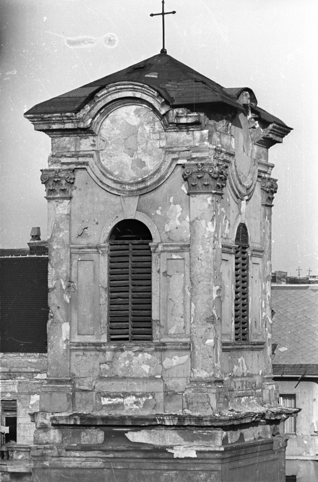 Magyarország, Budapest V., a Váci utcai Belvárosi Szent Mihály-templom (Angolkisasszonyok temploma) tornya., 1954, Hámori Gyula, barokk-stílus, katolikus, Budapest, Angolkisasszonyok, Fortepan #108337