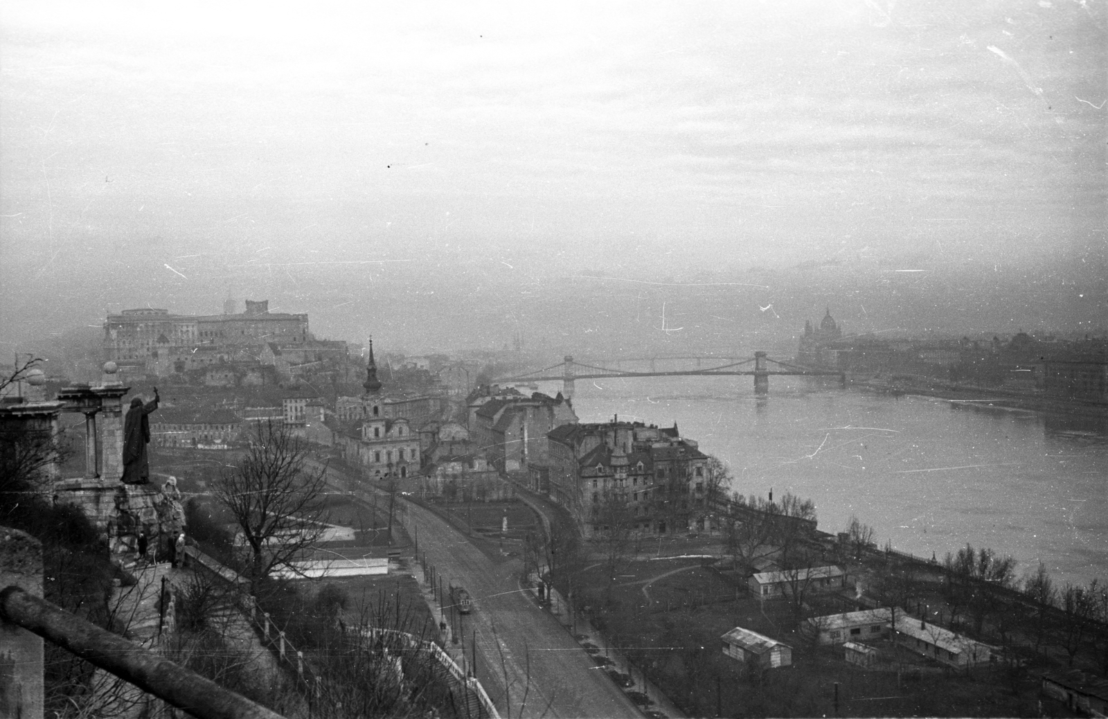 Hungary, Budapest I., kilátás a Széchenyi Lánchíd felé. Balra a Szent Gellért szobor és a Királyi Palota (később Budavári Palota), jobbra a Parlament., 1954, Hámori Gyula, castle, parliament, Danube, Budapest, Fortepan #108342