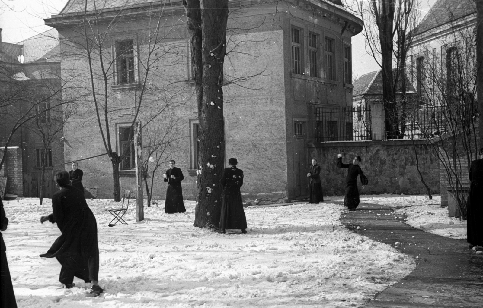 Hungary, Esztergom, Pázmány Péter utca (Bajcsy-Zsilinszky út), az 1950-ben feloszlatott Szatmári Irgalmas Nővérek vízivárosi zárdájának (ekkor az esztergomi egyházmegyei szemináriumnak) az udvara, jobbra a vízivárosi templom.., 1955, Hámori Gyula, snowball, seminary, Fortepan #108361