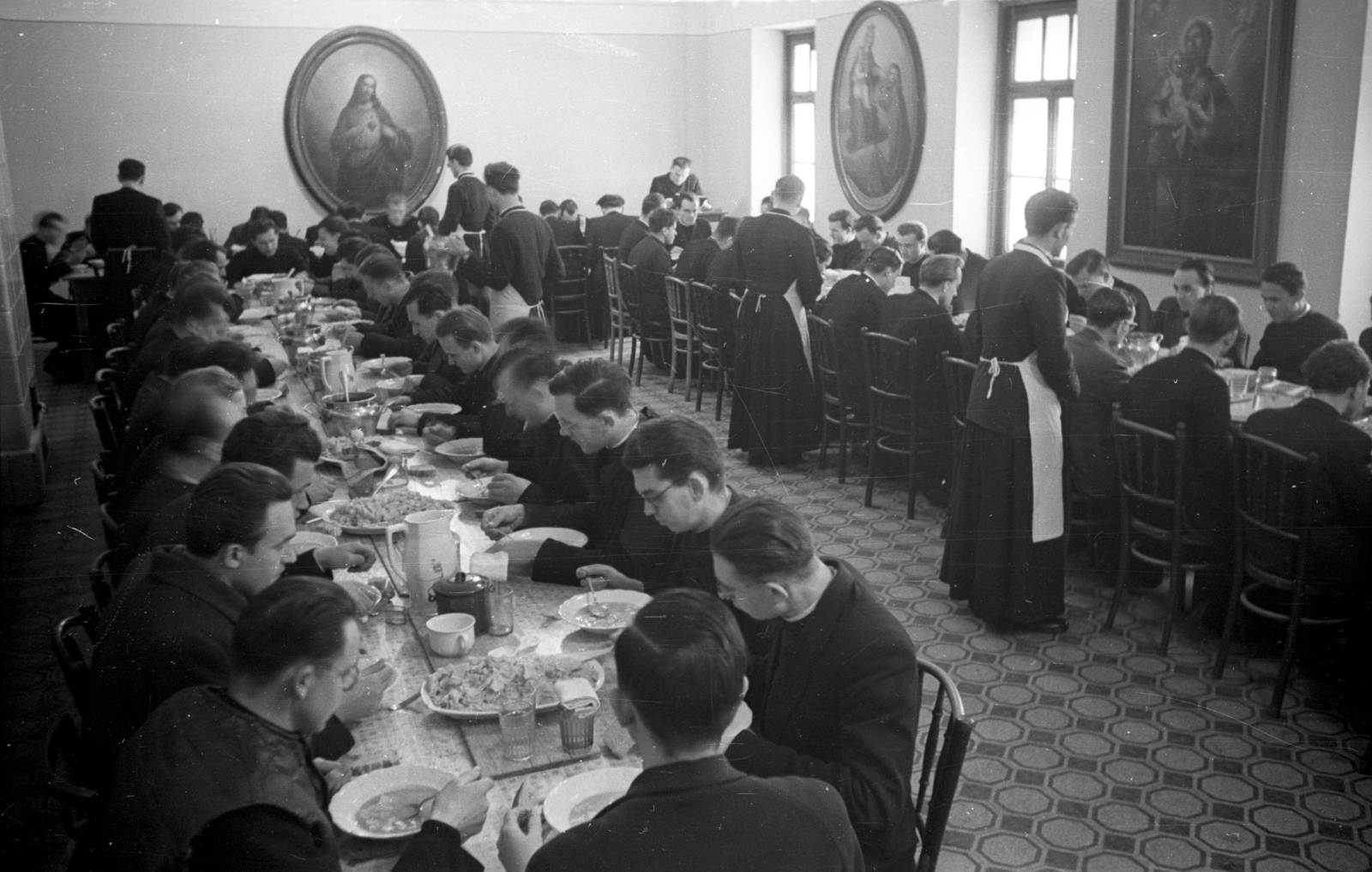 Magyarország, Esztergom, Pázmány Péter utca (Bajcsy-Zsilinszky út), az 1950-ben feloszlatott Szatmári Irgalmas Nővérek vízivárosi zárdájának (ekkor az esztergomi egyházmegyei szemináriumának) az étterme., 1955, Hámori Gyula, Jézus Krisztus-ábrázolás, papnevelde, Fortepan #108363