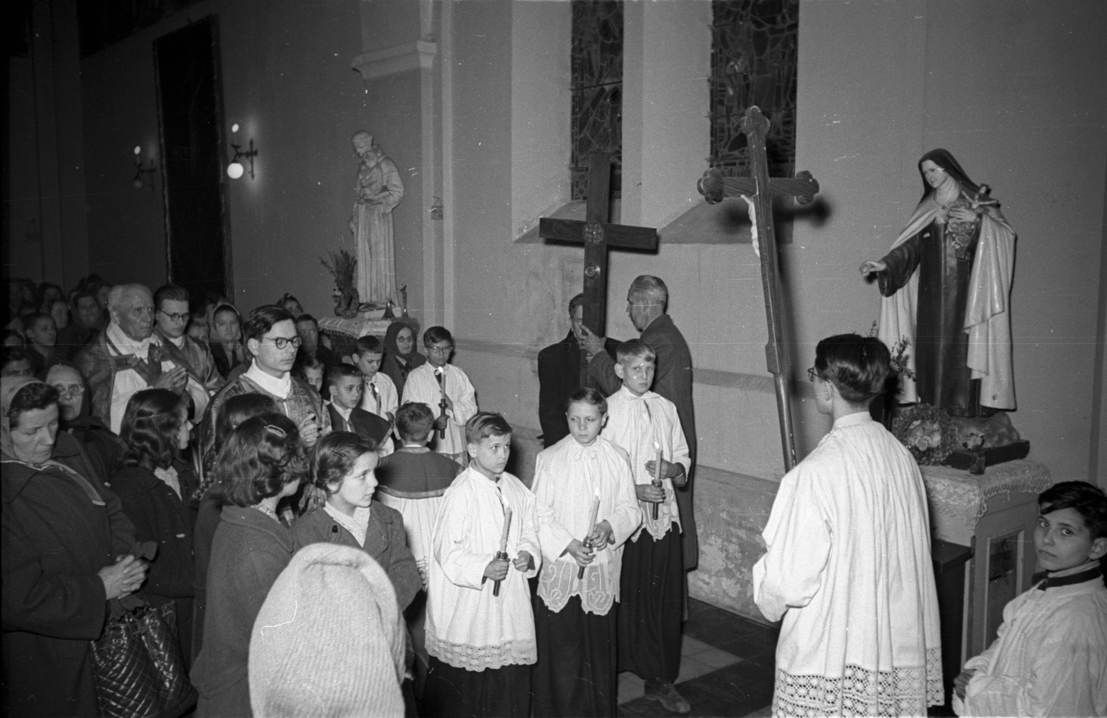 Hungary, Budapest IX., Üllői út 145., Szent Kereszt-templom., 1955, Hámori Gyula, Budapest, church interior, cross, Fortepan #108376