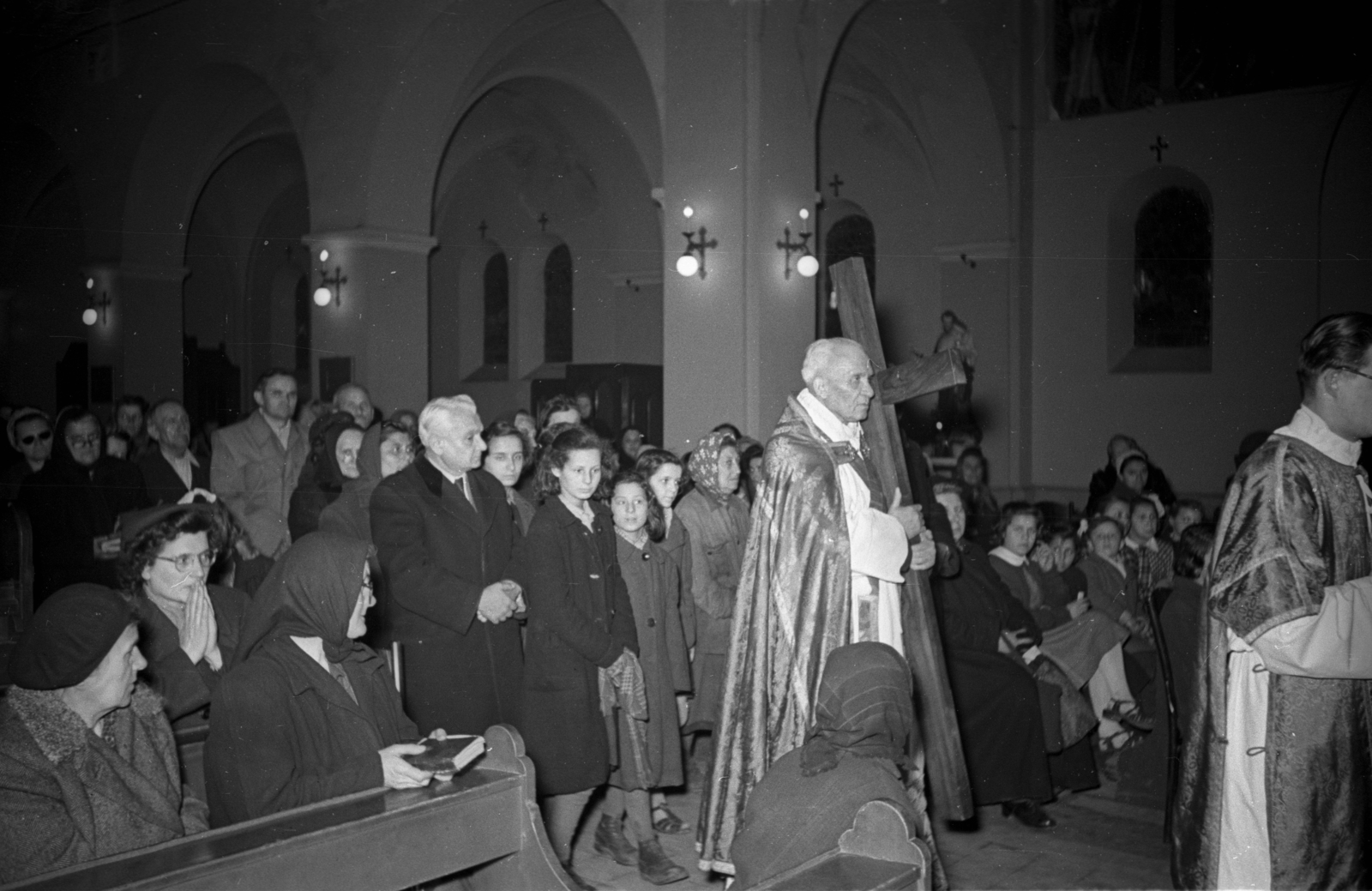 Hungary, Budapest IX., Üllői út 145., Szent Kereszt-templom., 1955, Hámori Gyula, church interior, cross, Budapest, Fortepan #108377