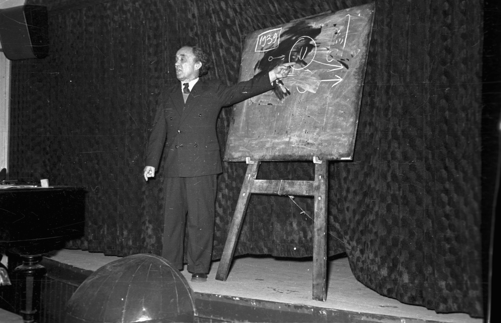 Hungary, Öveges József professzor., 1956, Hámori Gyula, Piarist Order, play, celebrity, stage, blackboard, Fortepan #108381
