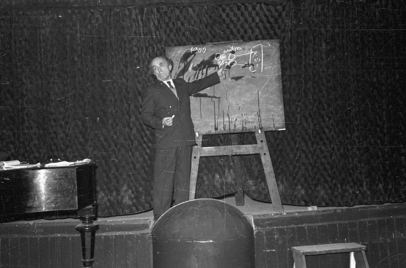 Hungary, Öveges József professzor., 1956, Hámori Gyula, stage, teacher, board, Piarist Order, Fortepan #108382