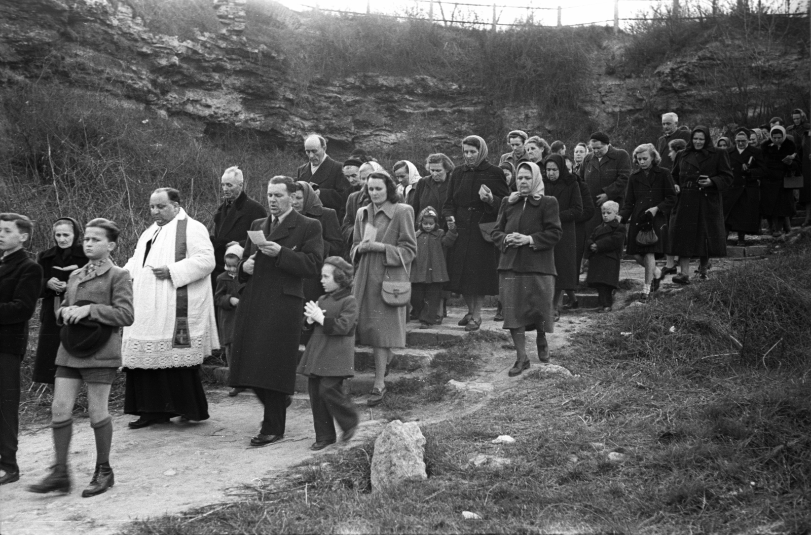 Hungary, Budapest III., kálvária domb, a Podolini utca és a Doberdó út közötti területen., 1956, Hámori Gyula, Budapest, women, priest, flight of stairs, kids, Fortepan #108384