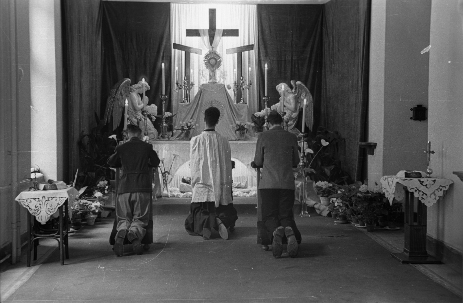 1956, Hámori Gyula, back, kneeling, candle, altar, angel, Fortepan #108385