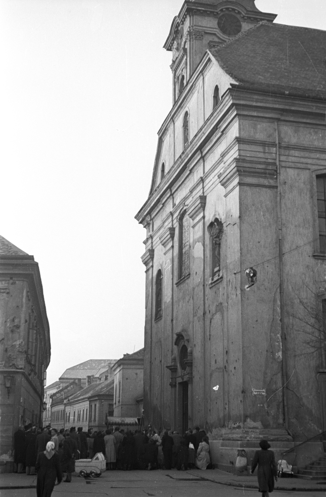 Hungary, Székesfehérvár, Városház (Szabadság) tér az Oskola (Zalka Máté) utca felé nézve, jobbra a Szent Imre-templom., 1956, Hámori Gyula, baby carriage, bullet hole, mass, Fortepan #108387