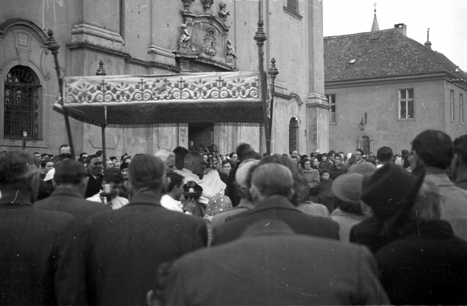 Hungary, Székesfehérvár, Arany János utca, balra a Szent István-székesegyház., 1956, Hámori Gyula, priest, architectural ornament, mass, Fortepan #108388