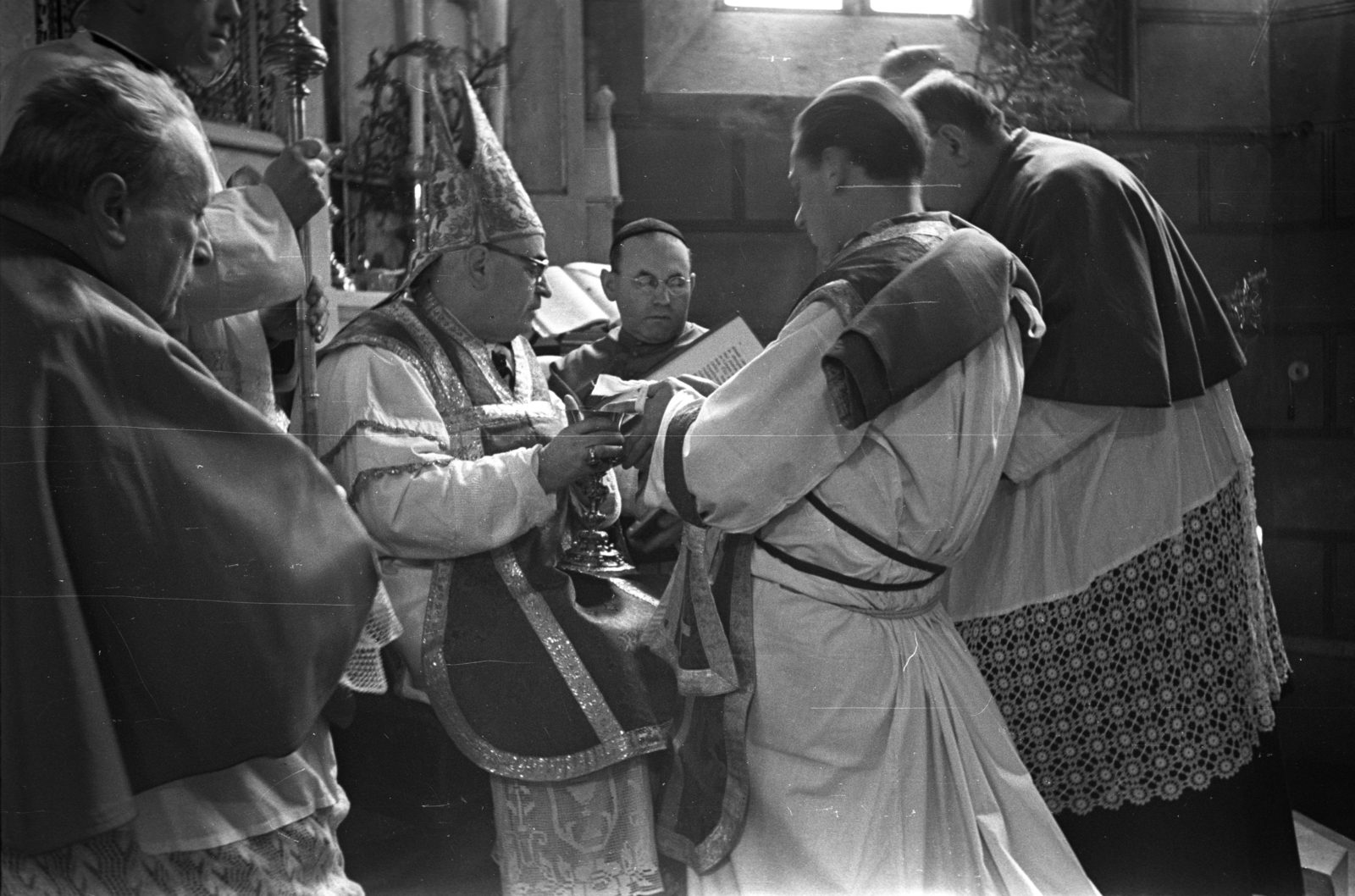 Hungary, Veszprém, Szentháromság tér, Szent Mihály-székesegyház. Papszentelés, a szertartást Badalik Bertalan veszprémi püspök végzi., 1954, Hámori Gyula, ordination, Fortepan #108393