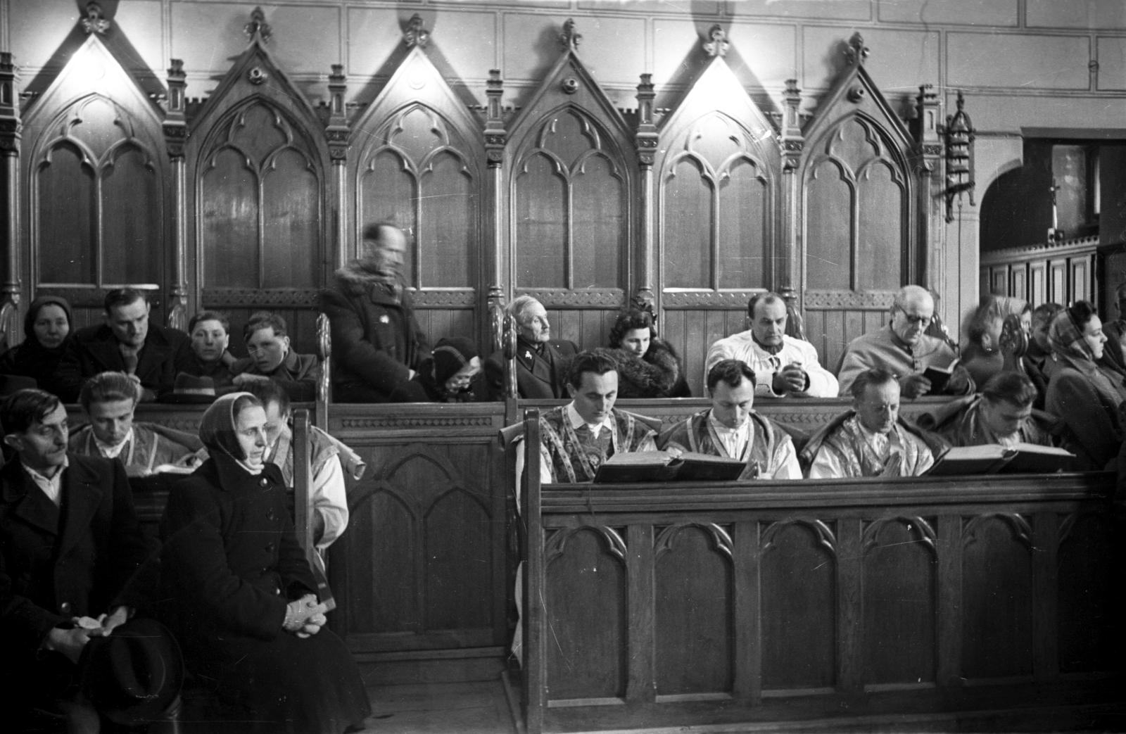 Hungary, Veszprém, Szentháromság tér, Szent Mihály-székesegyház, a felvétel papok szentelése alkalmával készült., 1954, Hámori Gyula, church interior, Fortepan #108397