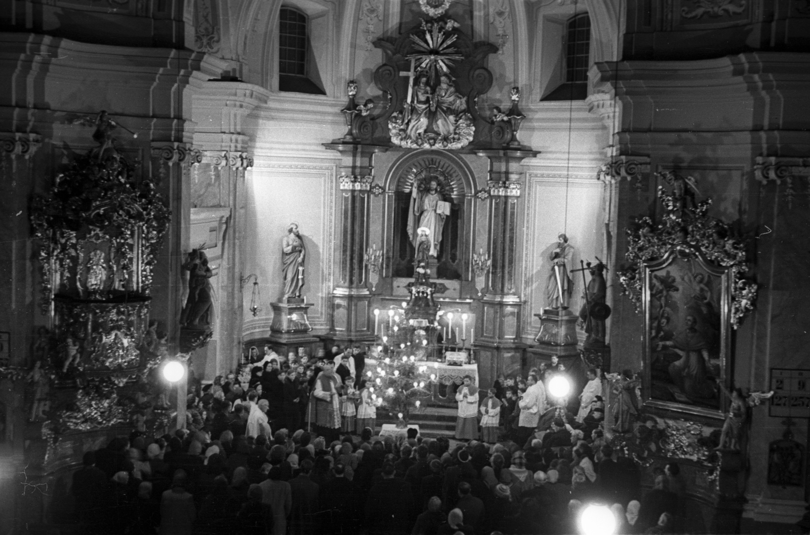 Hungary, Óbuda, Budapest III., Lajos utca 168. Szent Péter és Pál-templom., 1957, Hámori Gyula, Budapest, candlelight, altar, church interior, Fortepan #108401