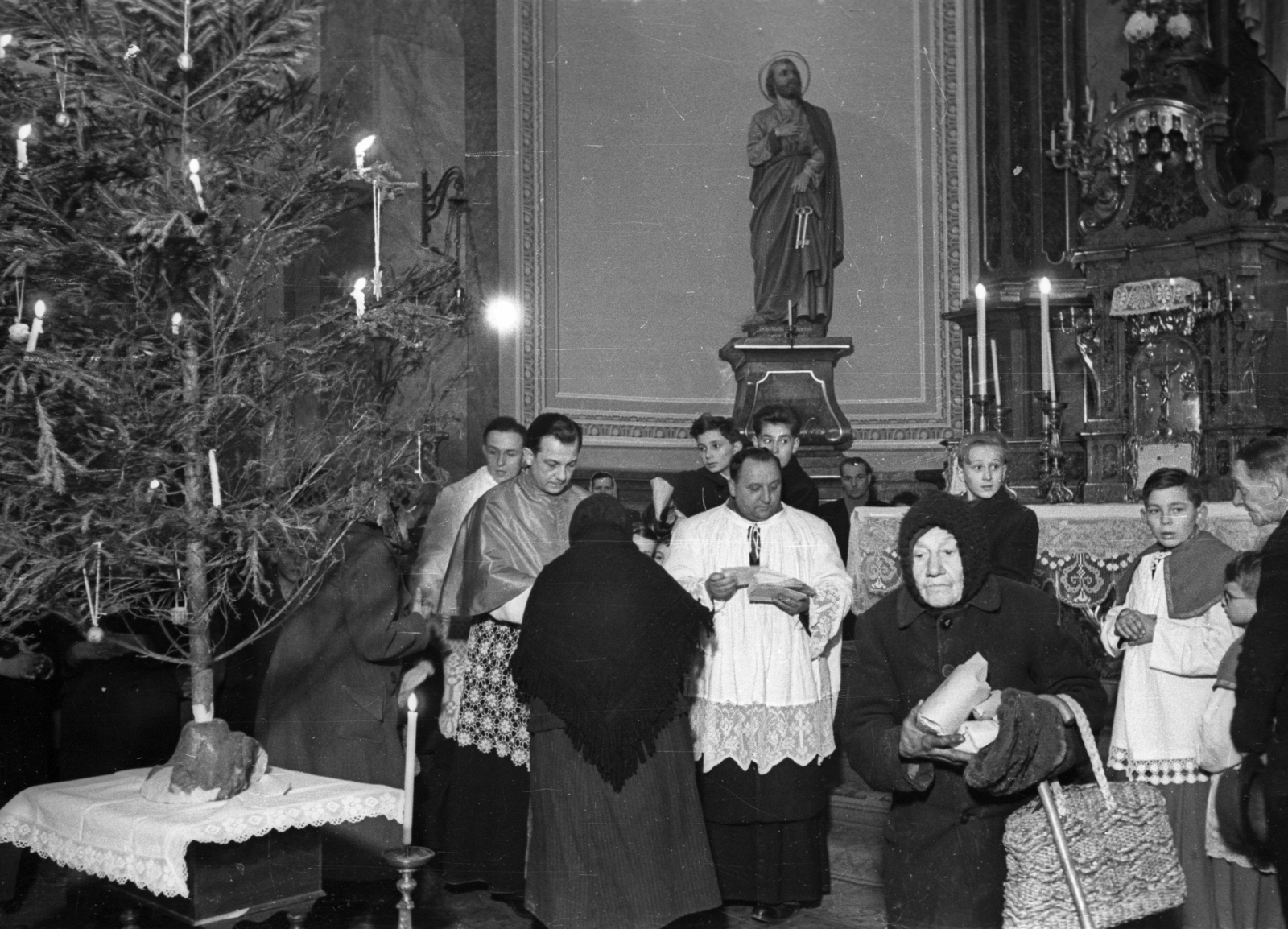 Hungary, Óbuda, Budapest III., Lajos utca 168. Szent Péter és Pál-templom., 1957, Hámori Gyula, Budapest, old person, christmas tree, food, Fortepan #108402