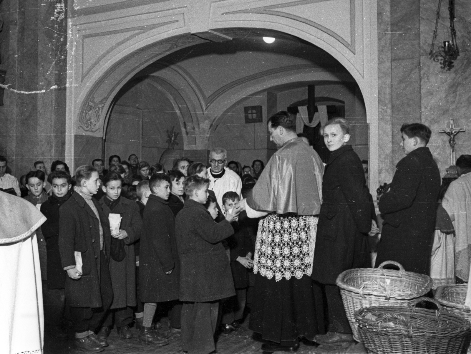 Hungary, Óbuda, Budapest III., Lajos utca 168. Szent Péter és Pál-templom., 1957, Hámori Gyula, Budapest, boys, kids, priest, basket, Fortepan #108403